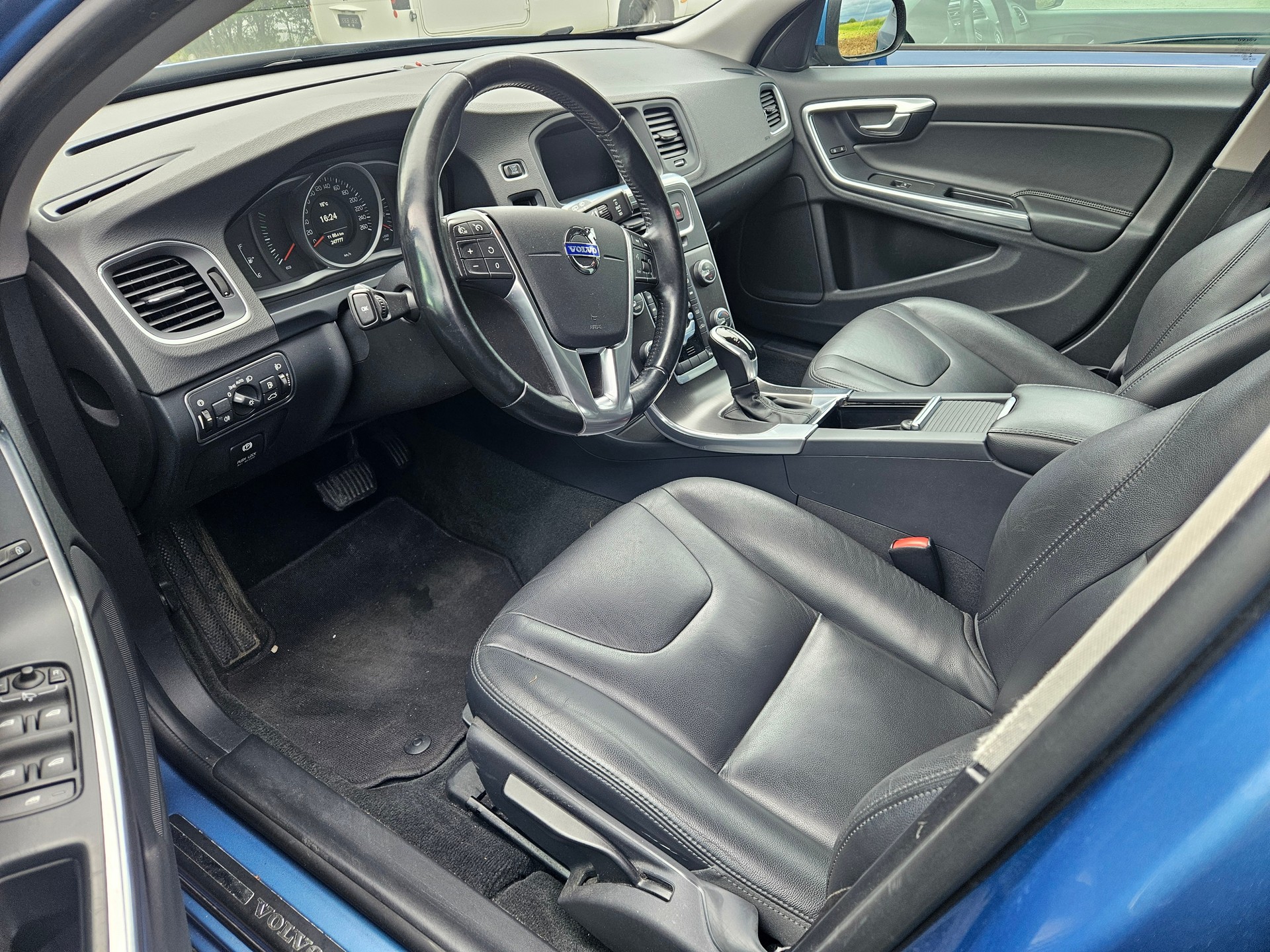 VOLVO V60 D5 AWD Summum Geartronic-image-5
