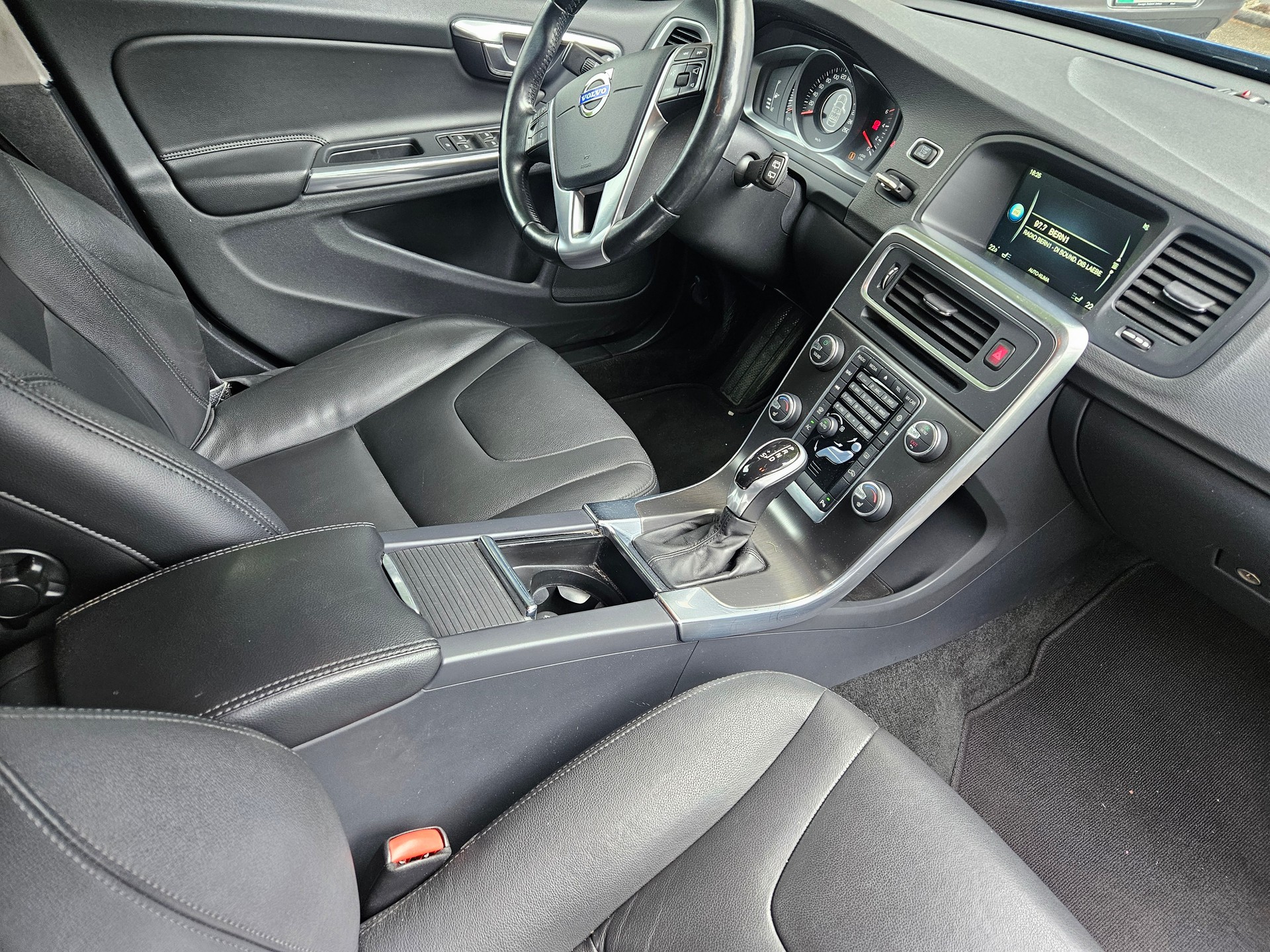 VOLVO V60 D5 AWD Summum Geartronic-image-7