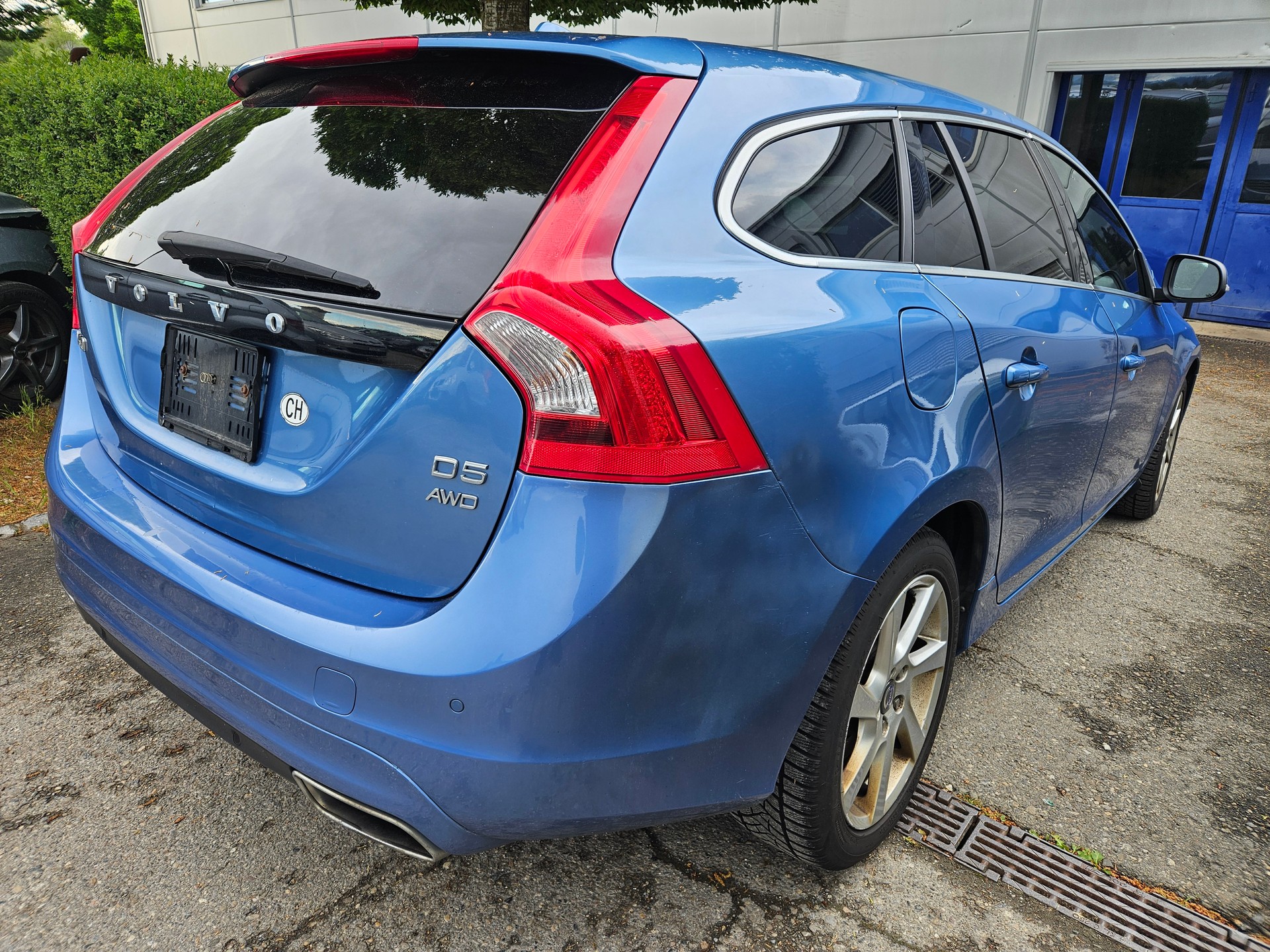 VOLVO V60 D5 AWD Summum Geartronic-image-3