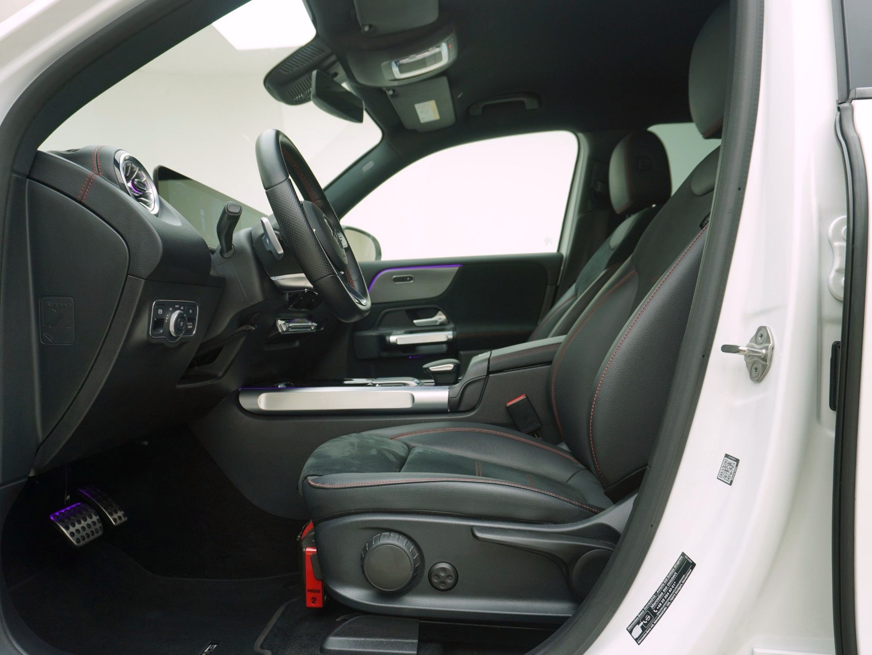 MERCEDES-BENZ EQB 300 AMG Line 4Matic-image-7