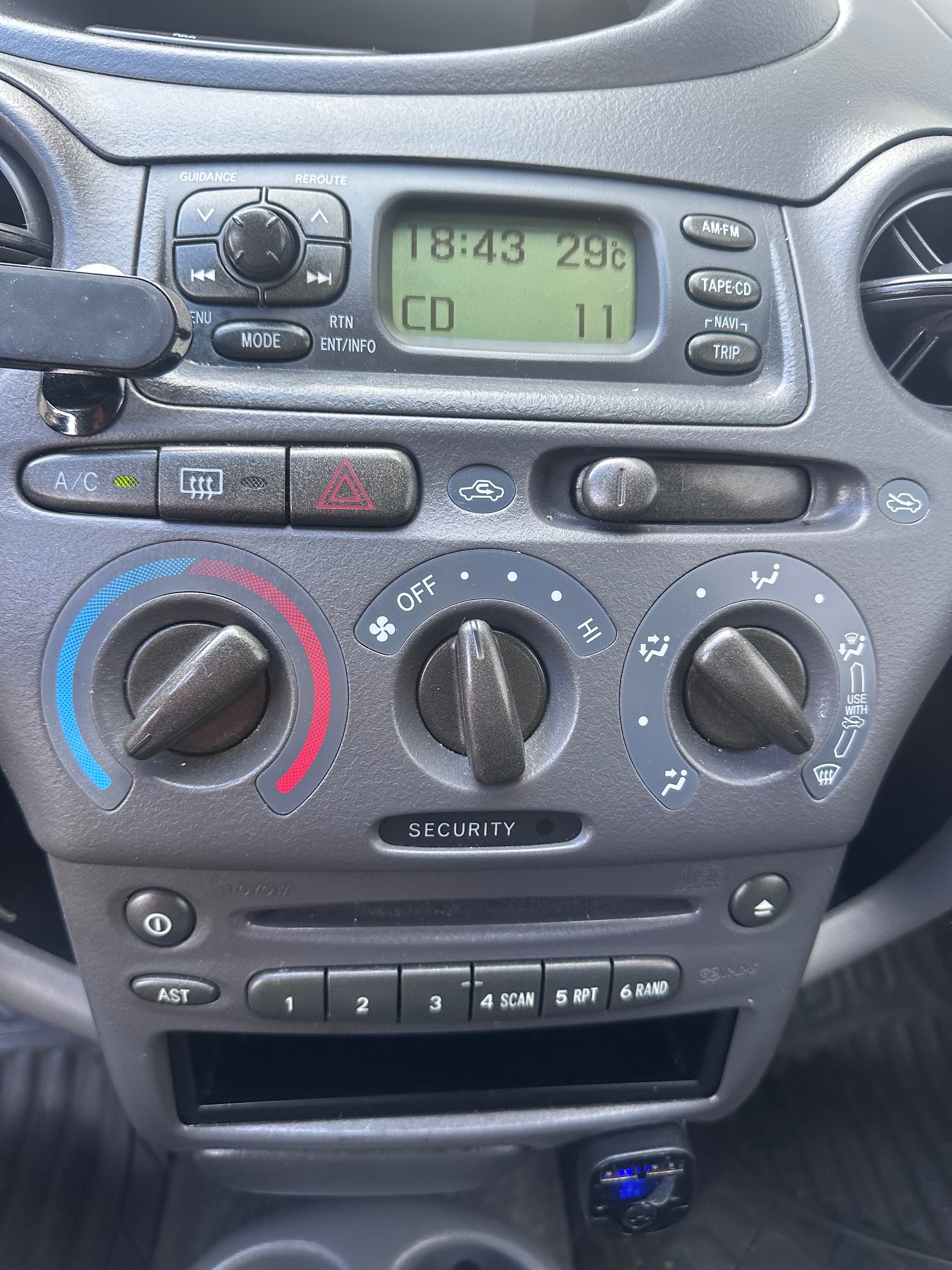 TOYOTA YARIS Automat-image-13