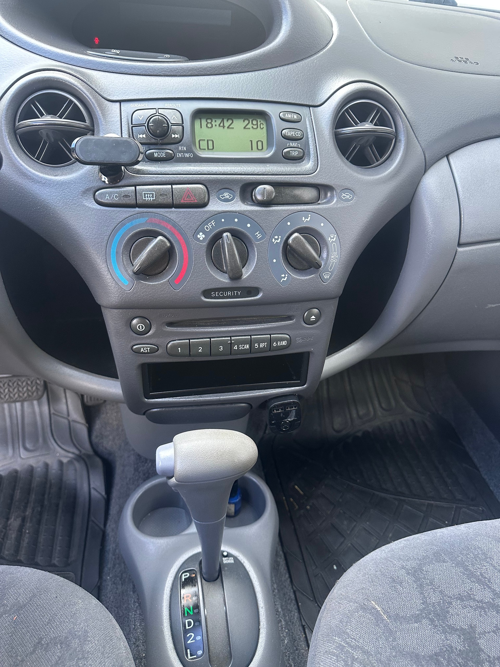 TOYOTA YARIS Automat-image-10