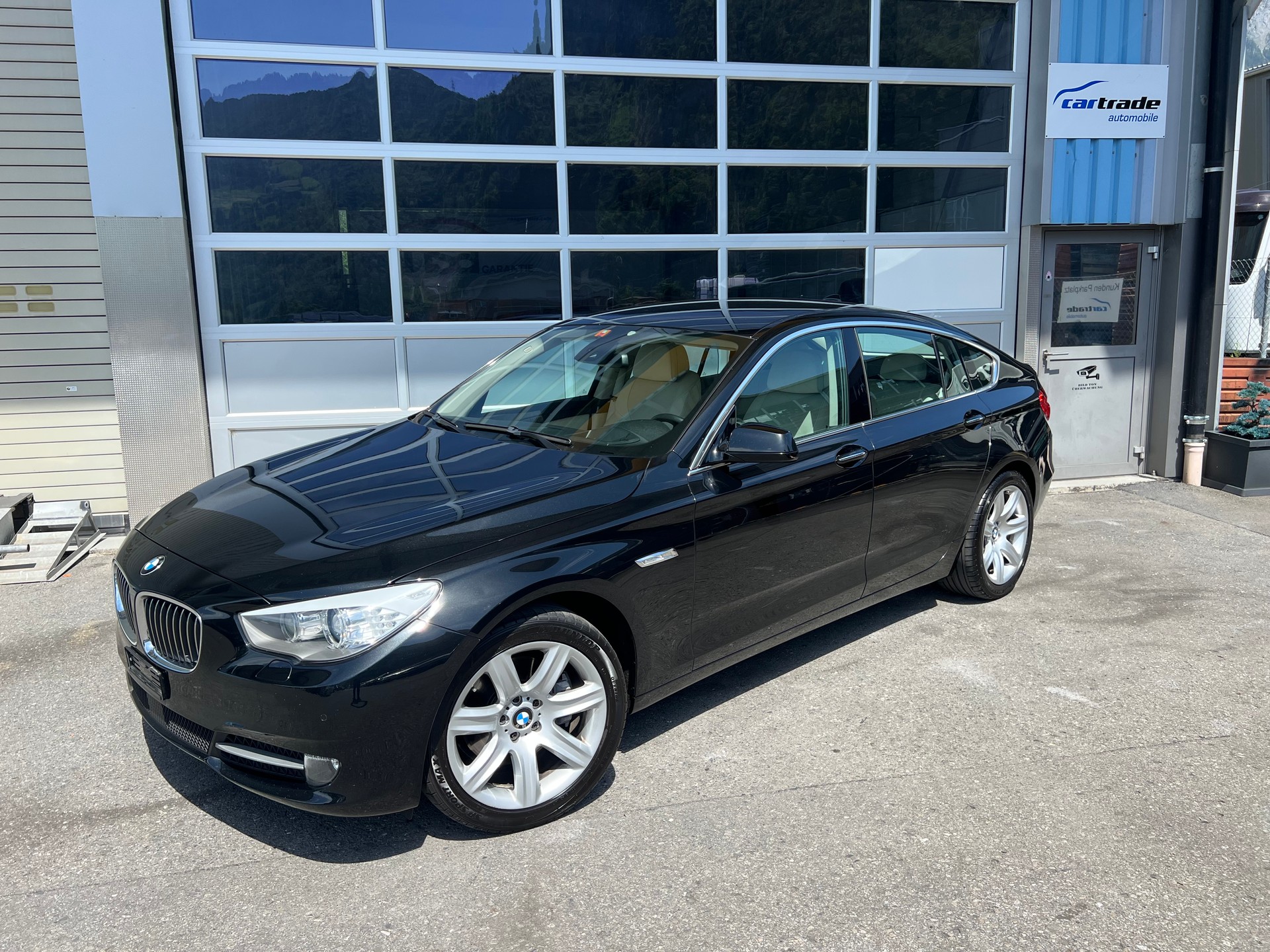 BMW 530d xDrive GT Steptronic *** Navigation * Standheizung * Leder * Sitzbelüftung * Head -Up Display * 8 fachbereift ***