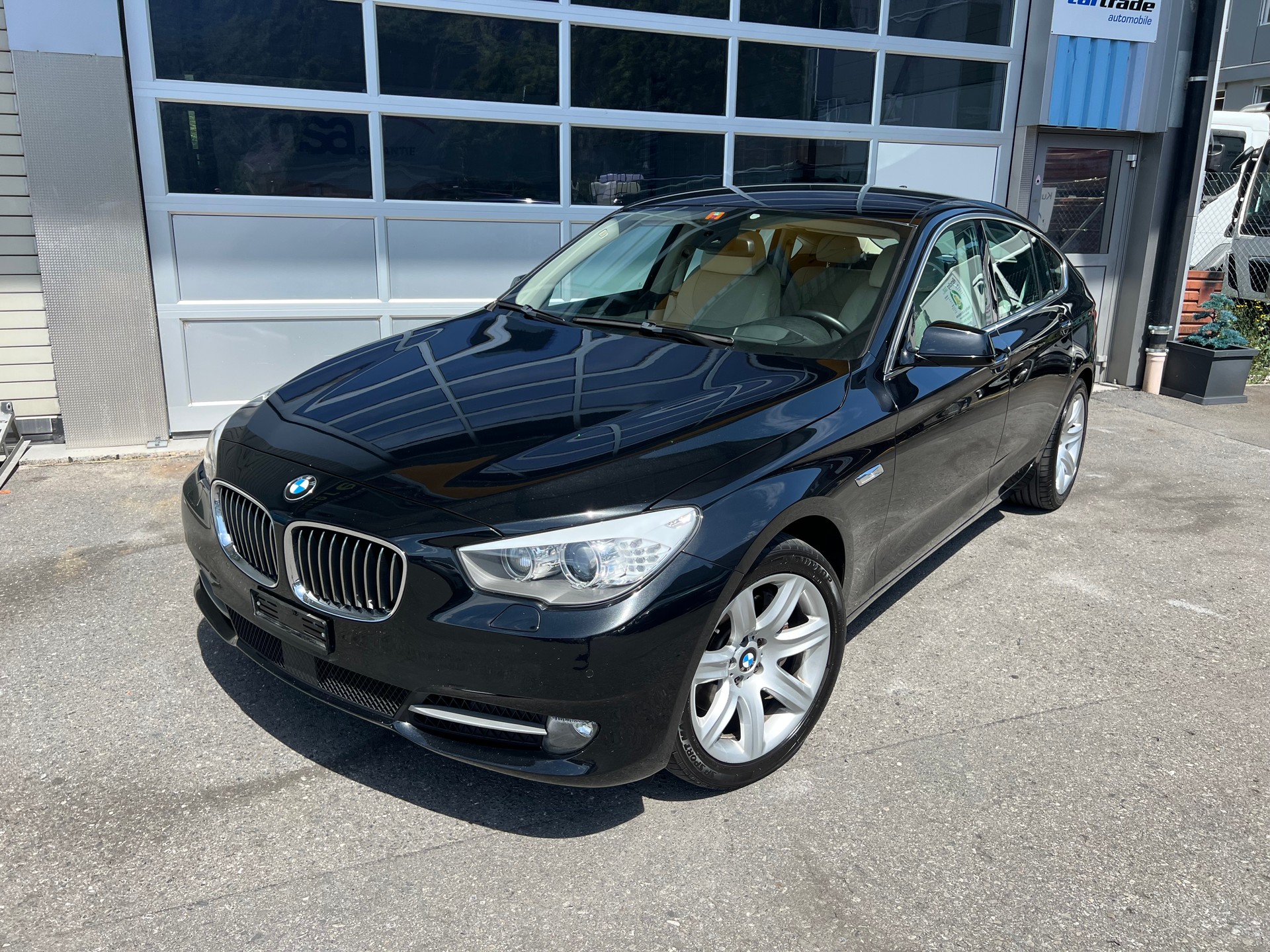 BMW 530d xDrive GT Steptronic *** Navigation * Standheizung * Leder * Sitzbelüftung * Head -Up Display * 8 fachbereift ***-showroom-element-1