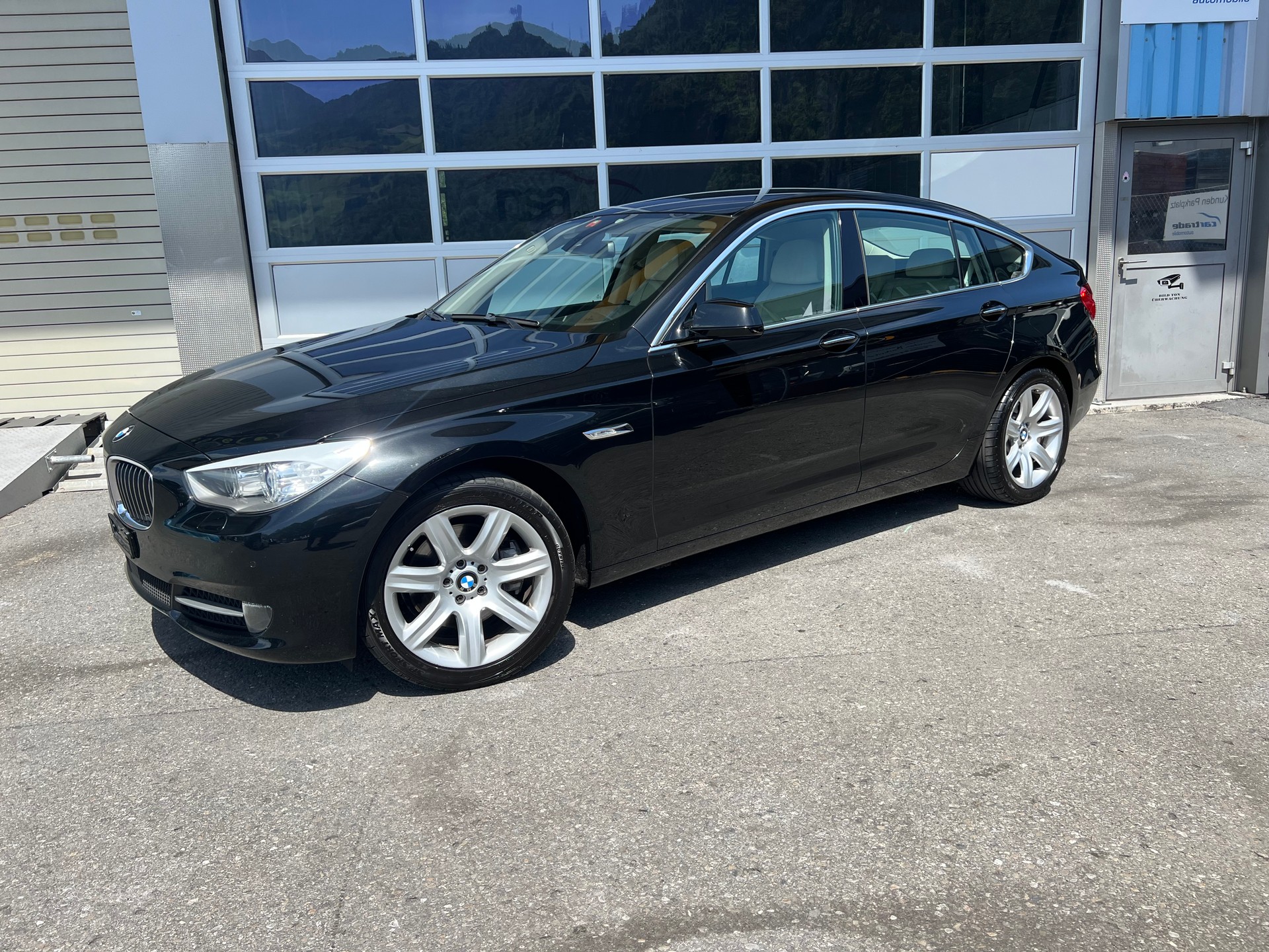 BMW 530d xDrive GT Steptronic *** Navigation * Standheizung * Leder * Sitzbelüftung * Head -Up Display * 8 fachbereift ***-showroom-element-2