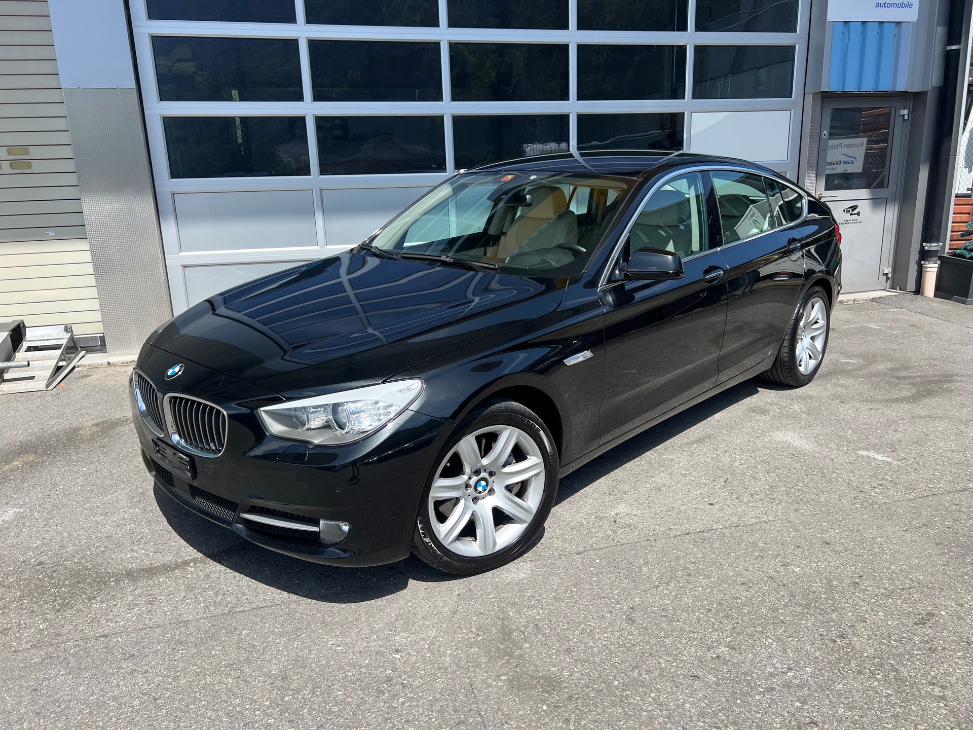 BMW 530d xDrive GT Steptronic *** Navigation * Standheizung * Leder * Sitzbelüftung * Head -Up Display * 8 fachbereift ***-image-8