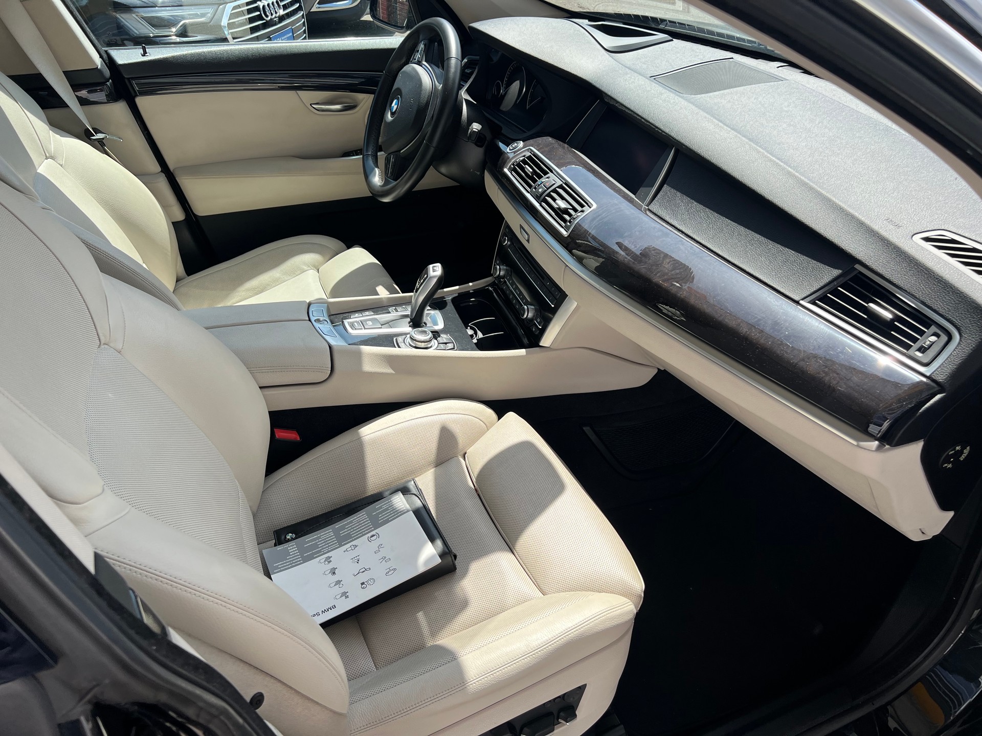 BMW 530d xDrive GT Steptronic *** Navigation * Standheizung * Leder * Sitzbelüftung * Head -Up Display * 8 fachbereift ***-image-20