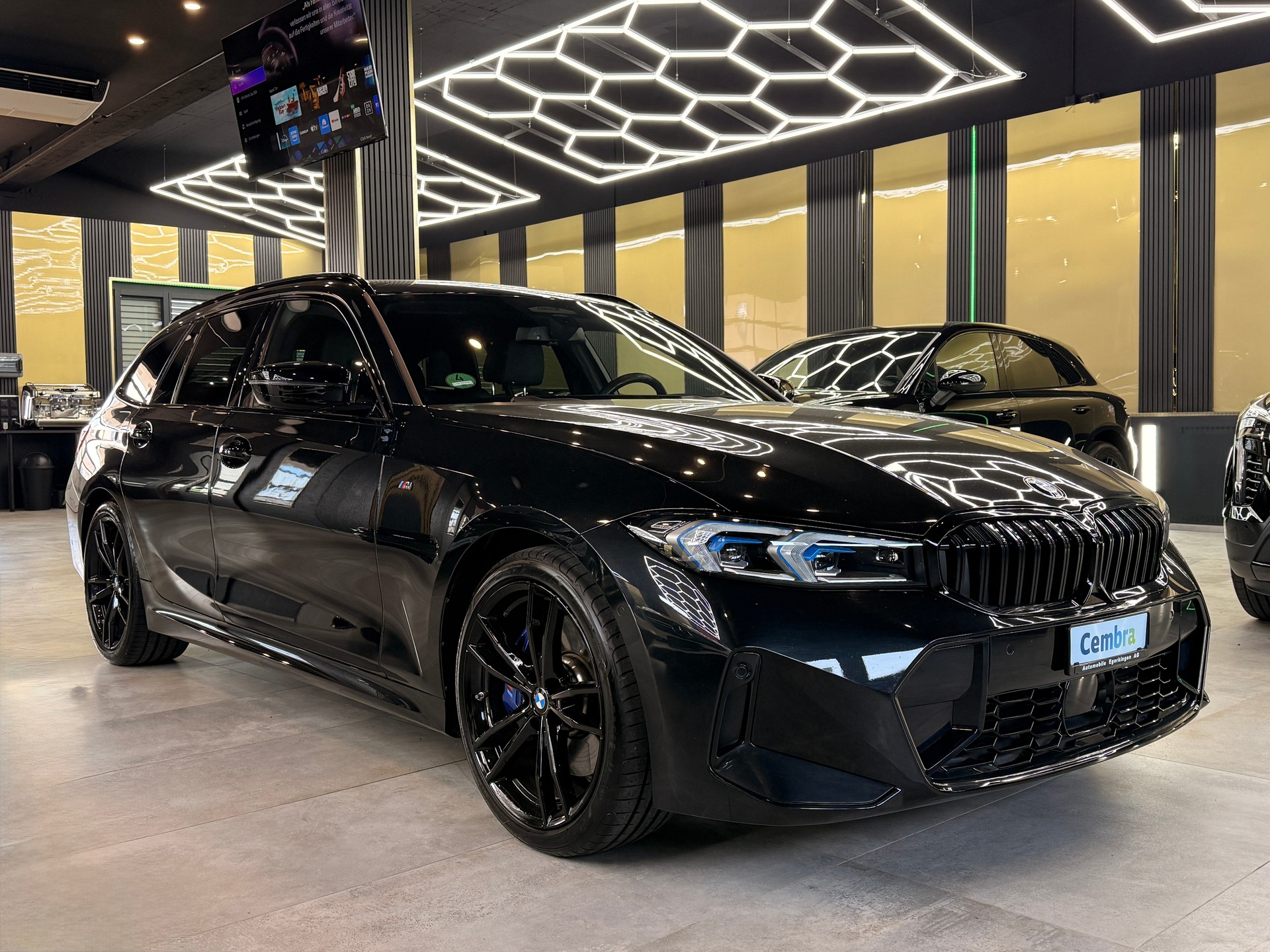 BMW 320d xDrive 48V Touring Steptronic M Sport-showroom-element-2
