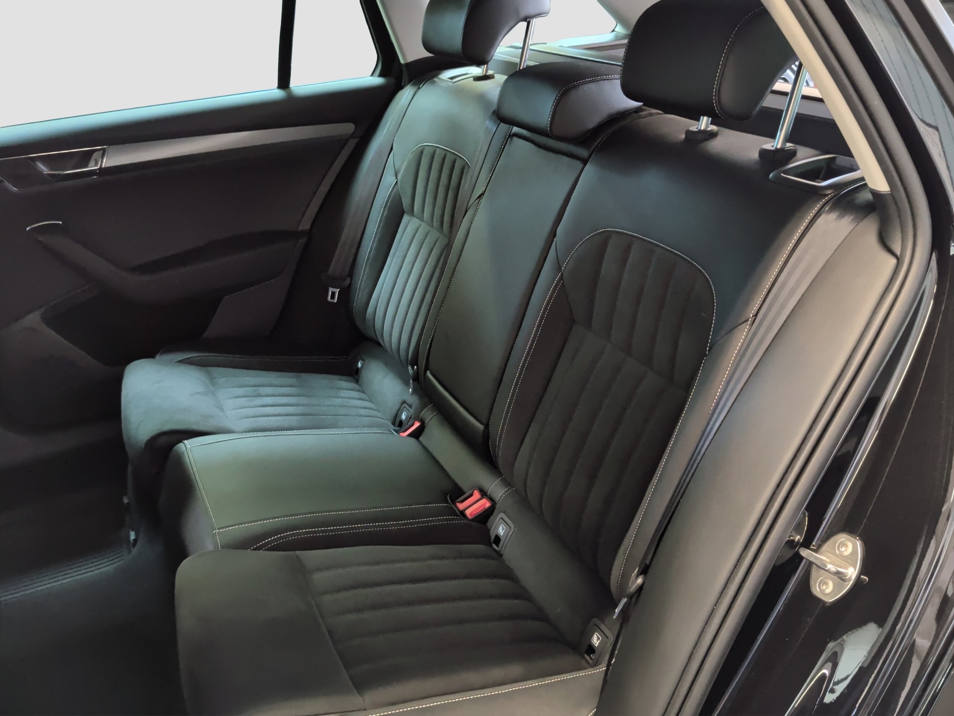 SKODA Superb Combi 2.0 TDi Style 4x4 DSG-image-11