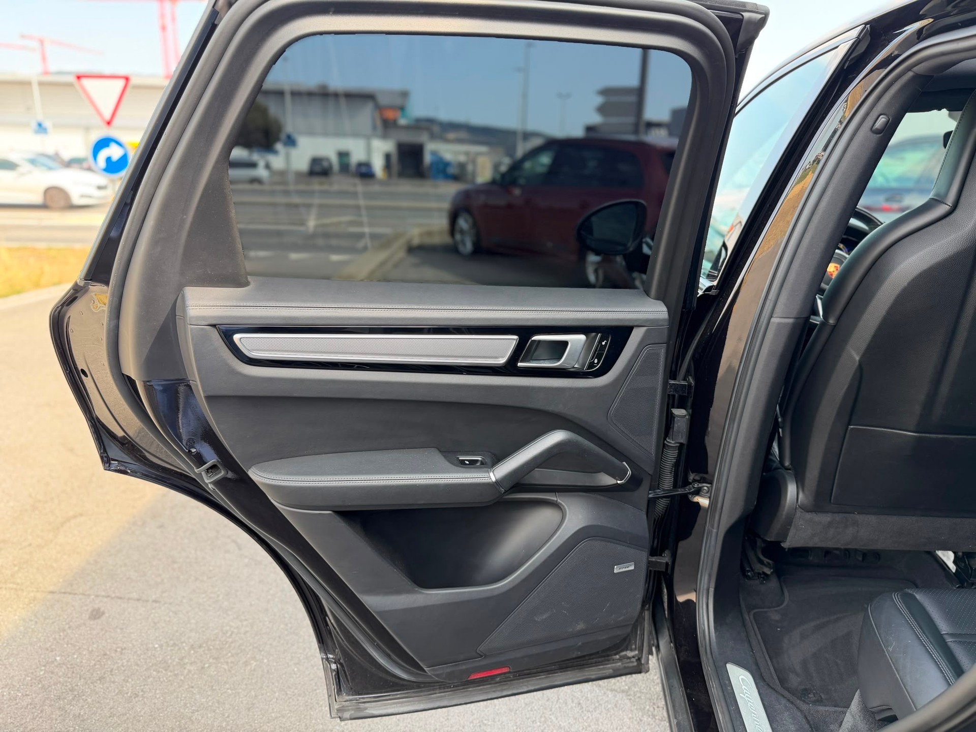 PORSCHE Cayenne E-Hybrid-image-12