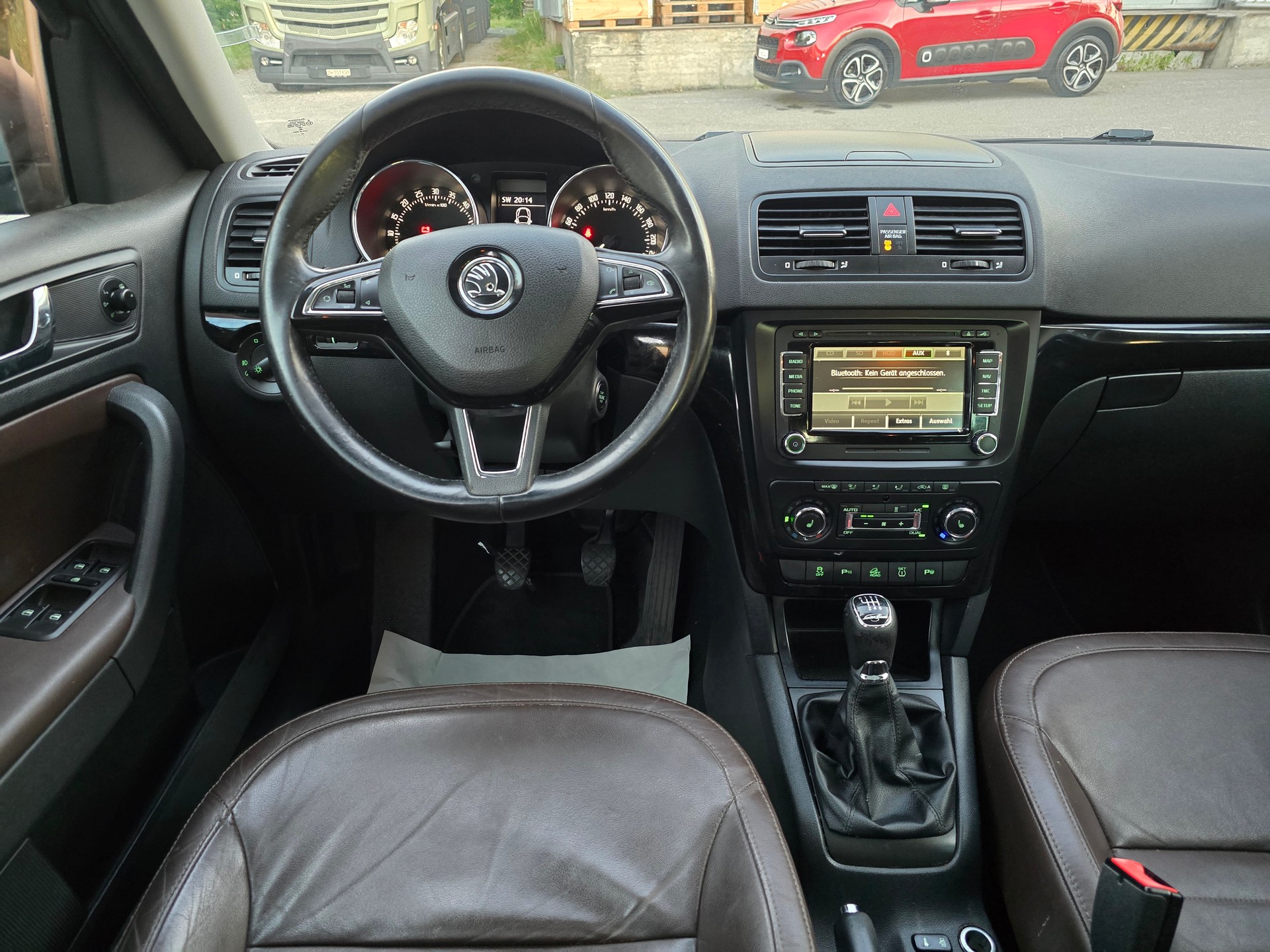 SKODA Yeti 2.0 TDI L&K 4x4 DSG-image-16