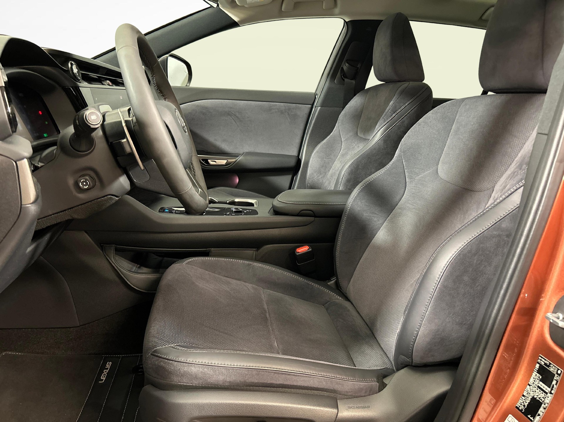 LEXUS RZ 450e Excellence-showroom-element-3