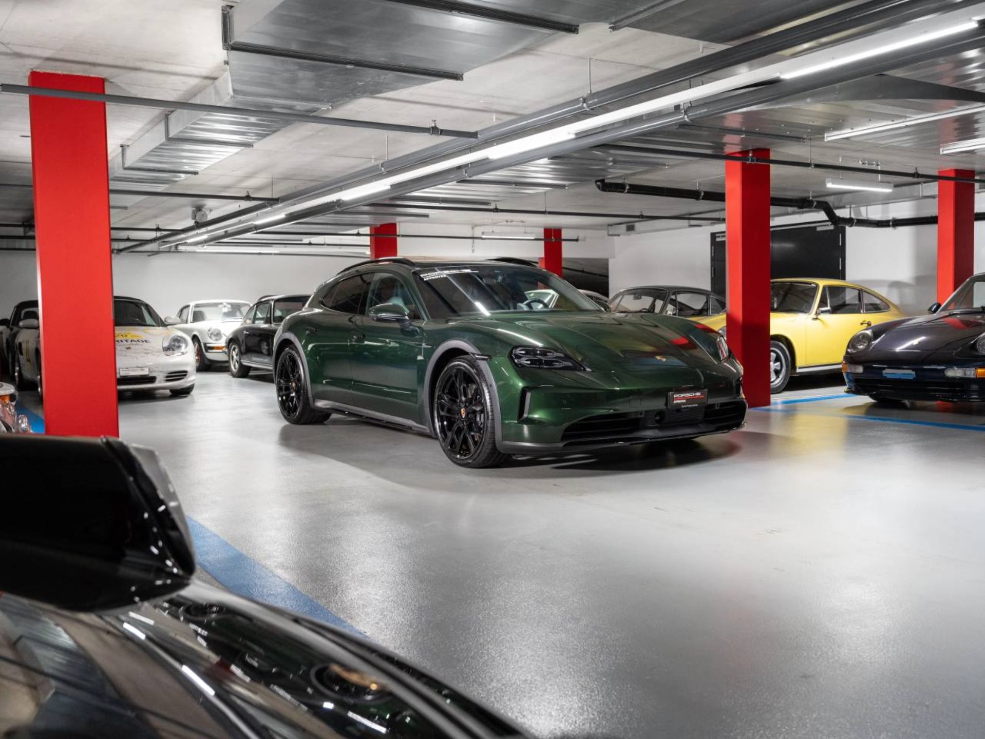 PORSCHE Taycan 4 Cross Turismo-showroom-element-2
