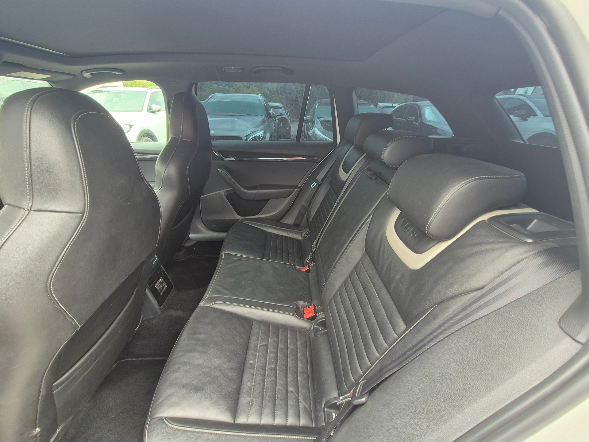 SKODA Octavia Combi 2.0 TDI RS DSG-image-8