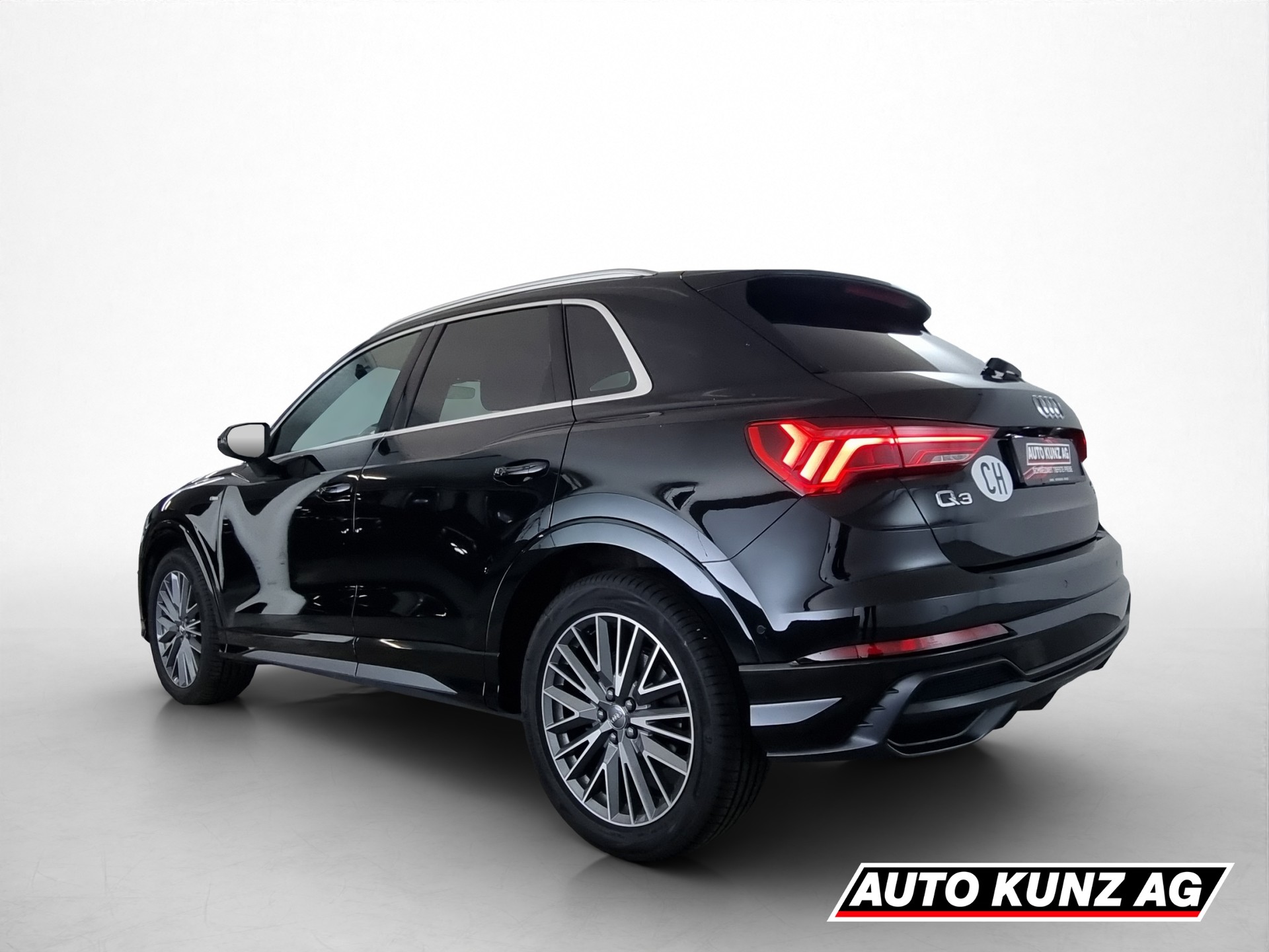 AUDI Q3 2.0 45 TFSI quattro S tronic-showroom-element-3