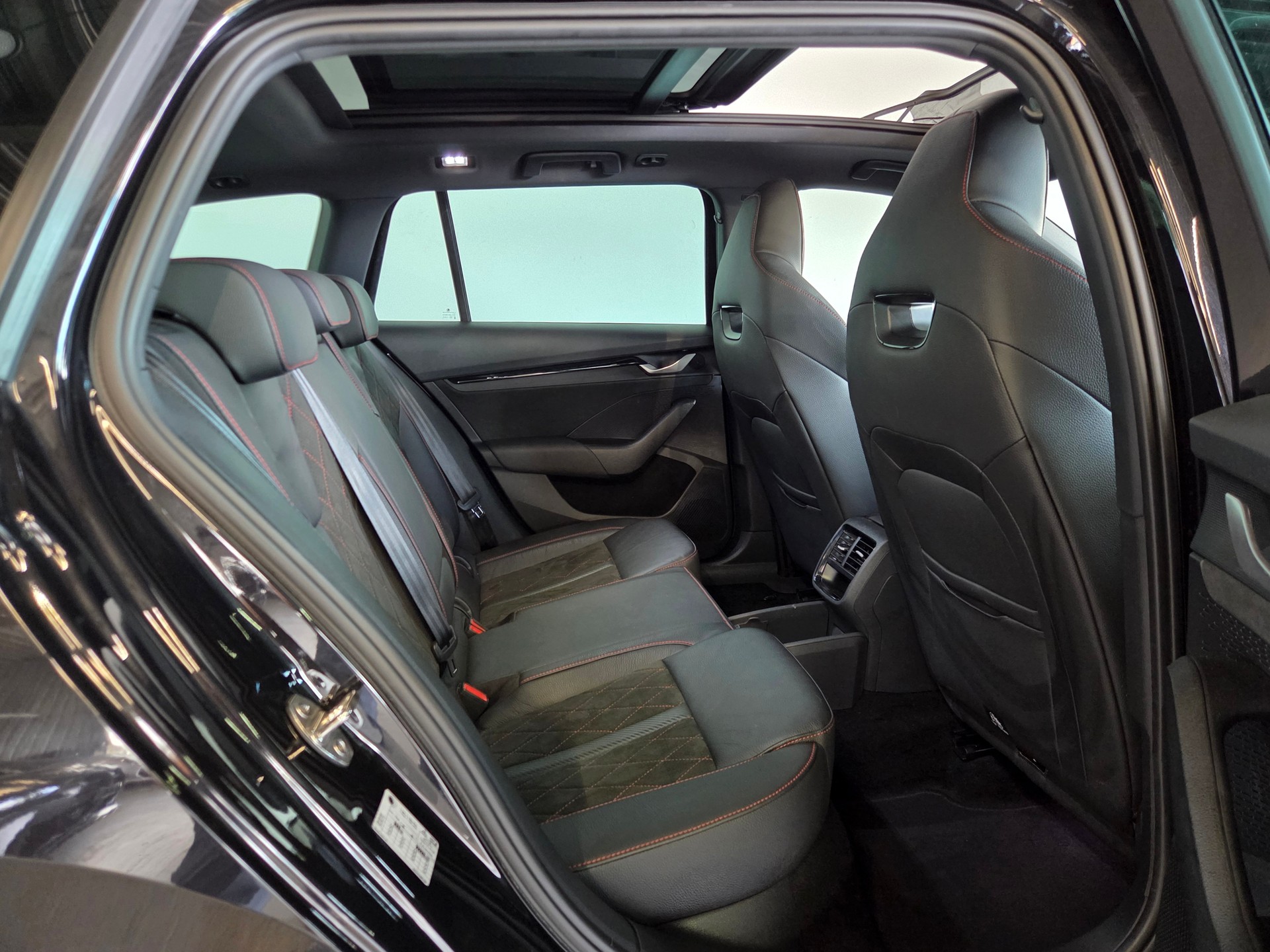 SKODA Octavia Combi 2.0 TSI RS DSG-image-23