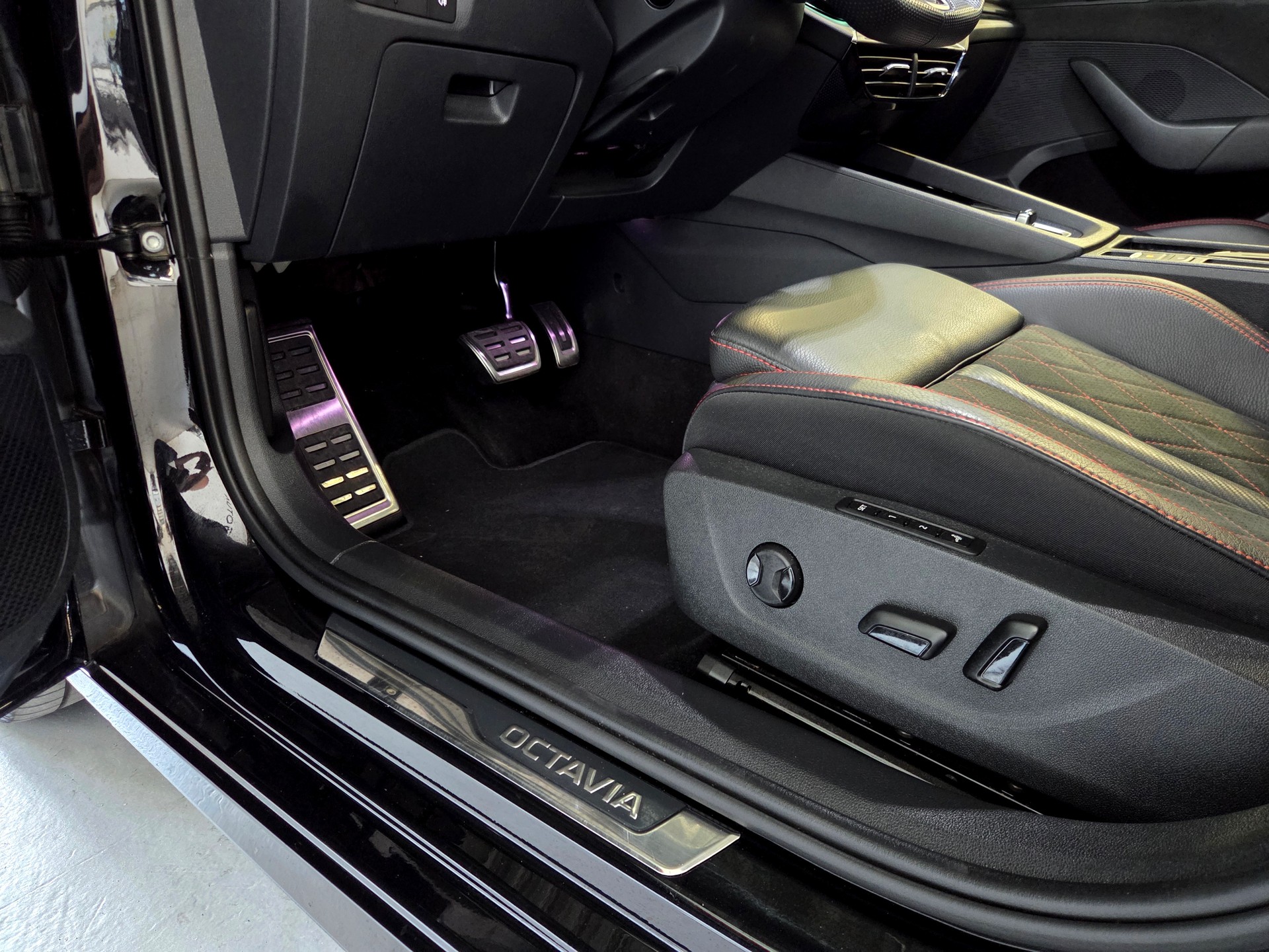 SKODA Octavia Combi 2.0 TSI RS DSG-image-7