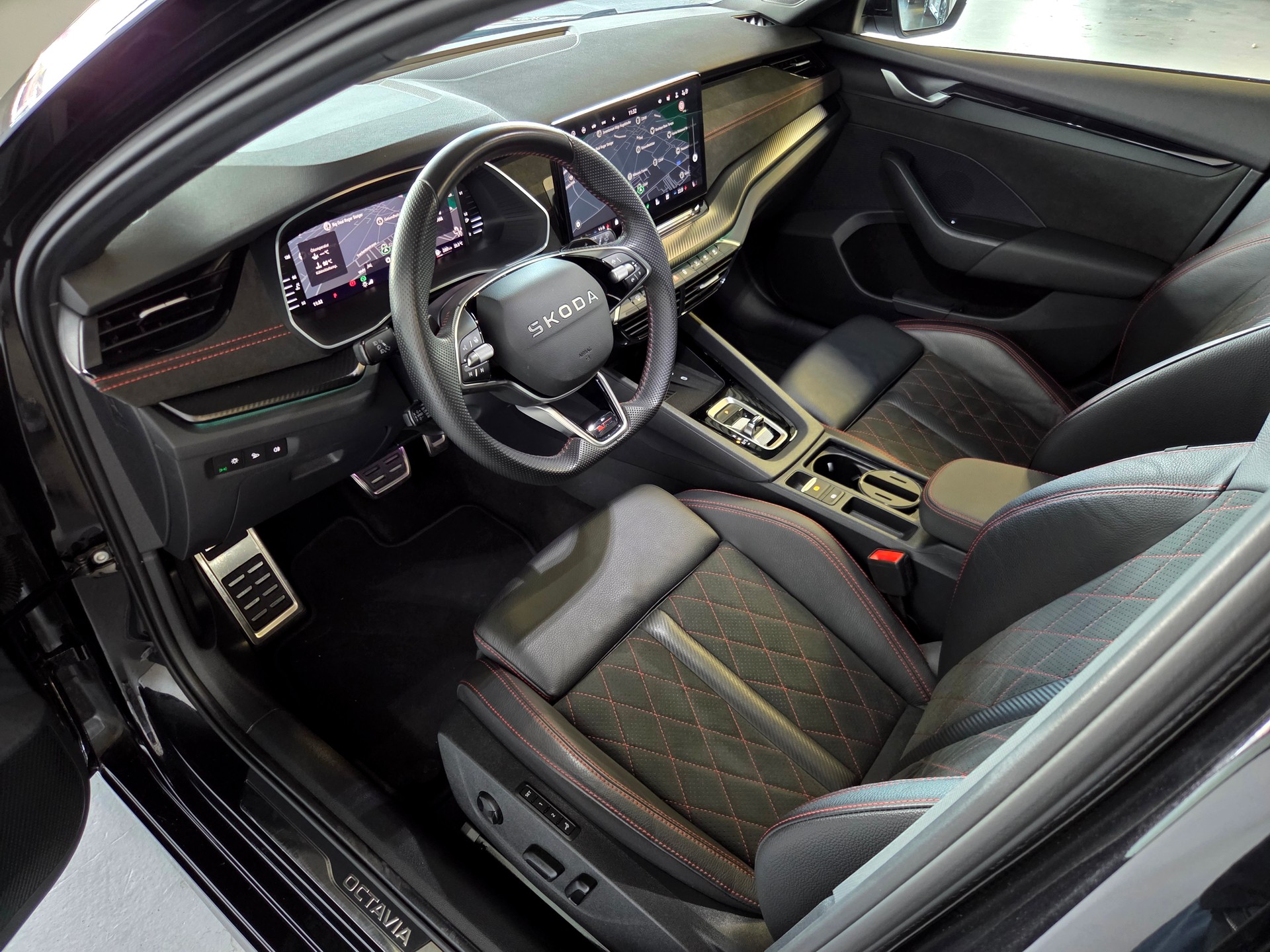 SKODA Octavia Combi 2.0 TSI RS DSG-showroom-element-3
