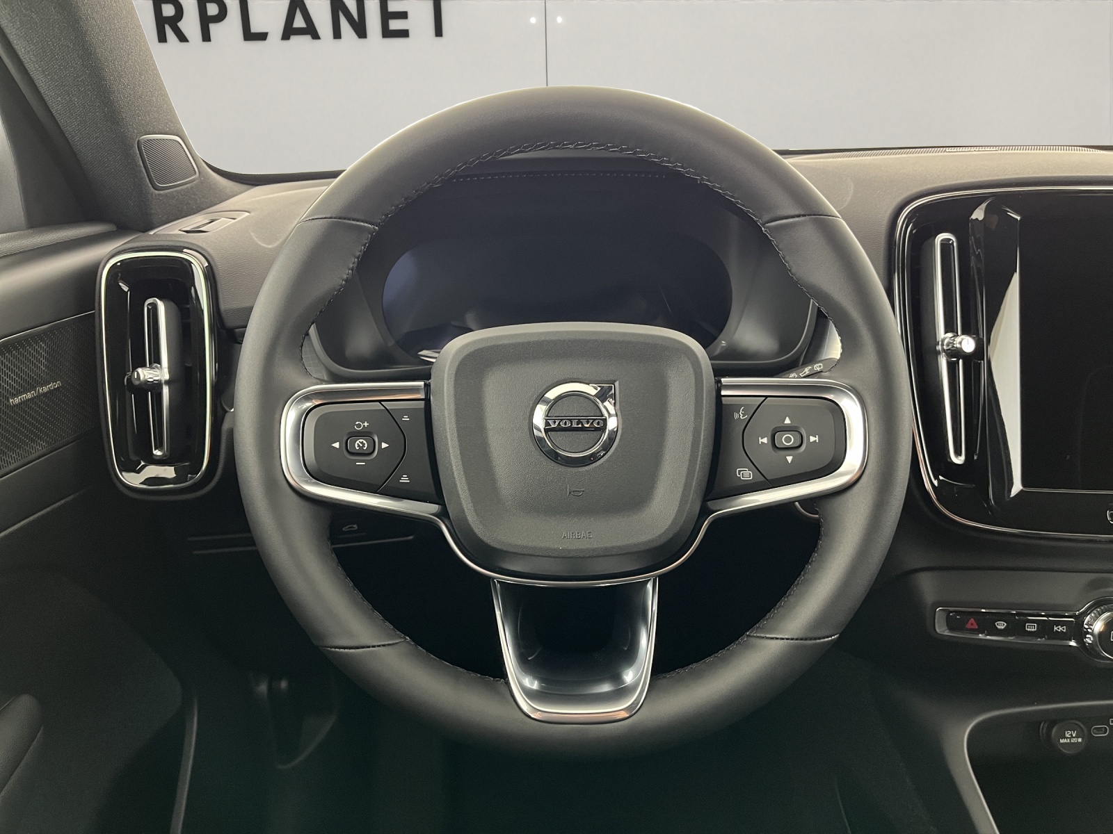 VOLVO XC40 2.0 B3 MH Plus Dark-image-13