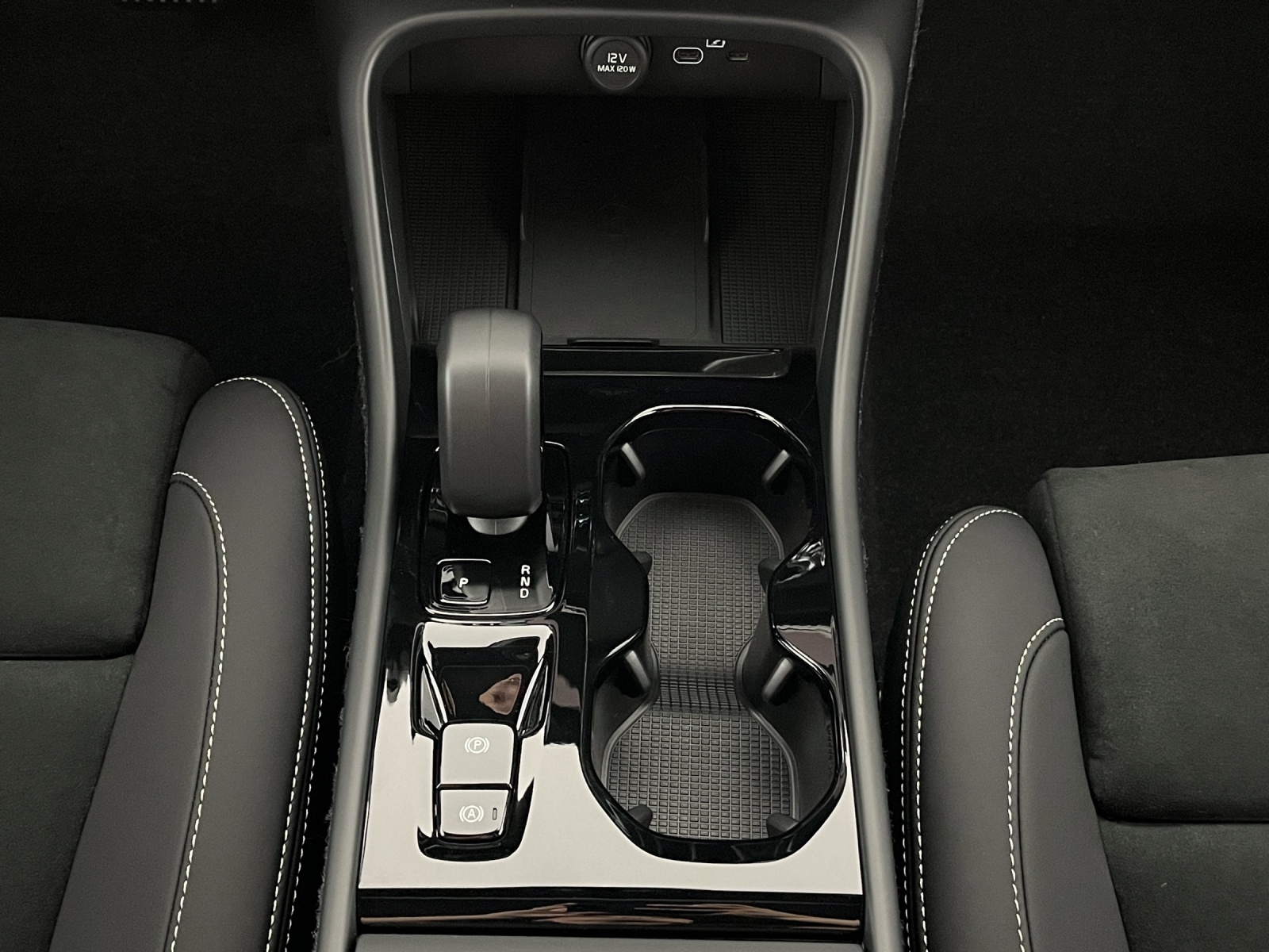 VOLVO XC40 2.0 B3 MH Plus Dark-image-15