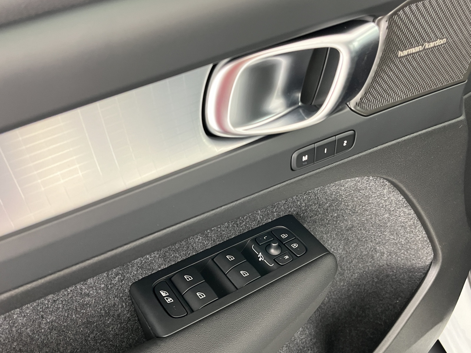 VOLVO XC40 2.0 B3 MH Plus Dark-image-16