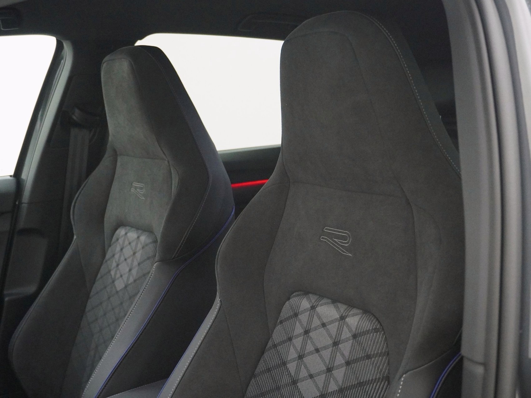 VW Golf VIII Variant 1.5 eTSI R-Line DSG-image-12
