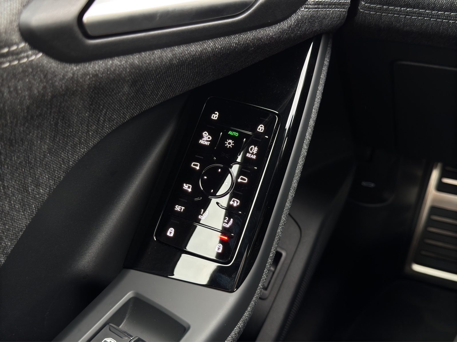 AUDI Q6 e-tron quattro-image-16