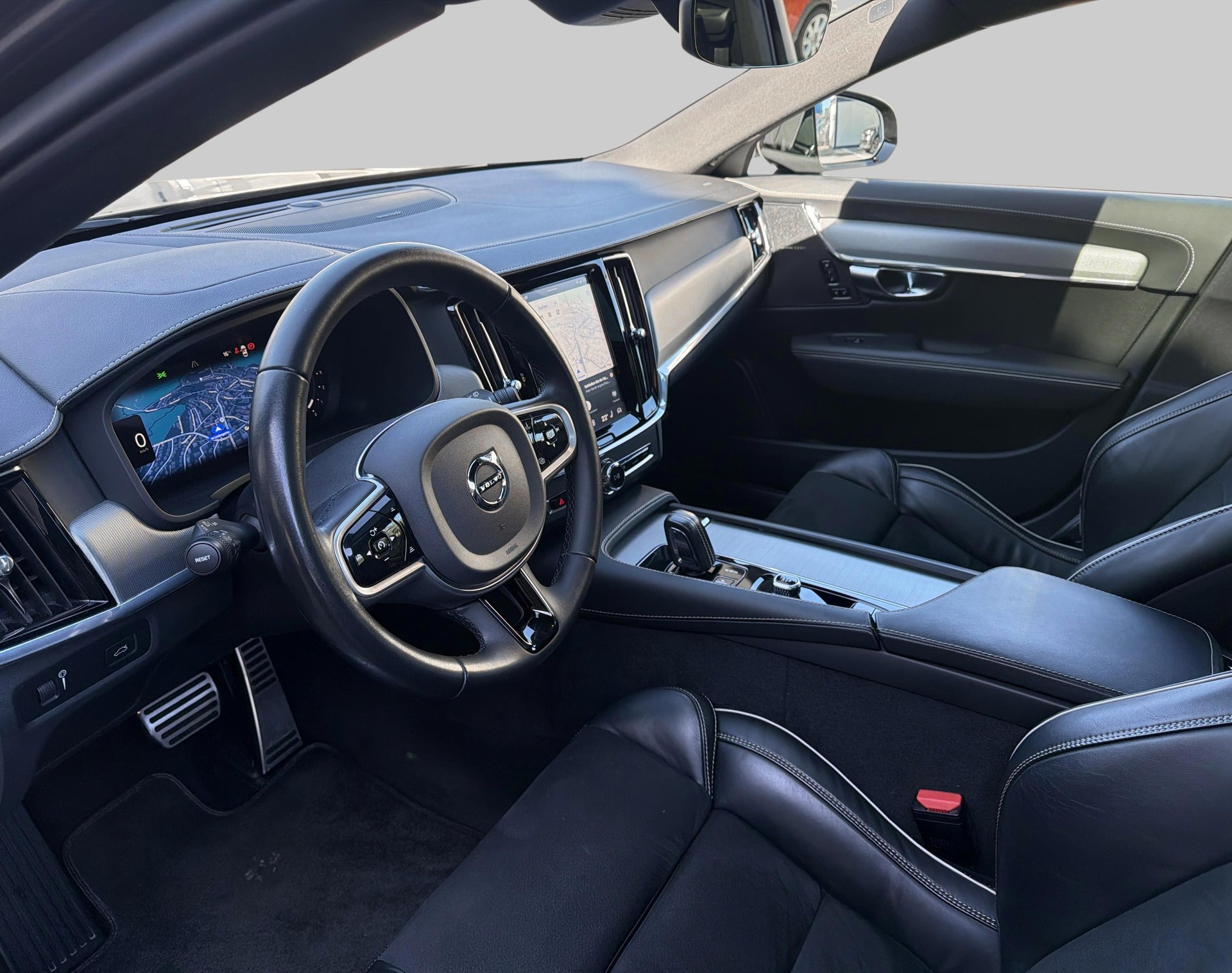 VOLVO V90 2.0 B5 R-Design AWD-showroom-element-2