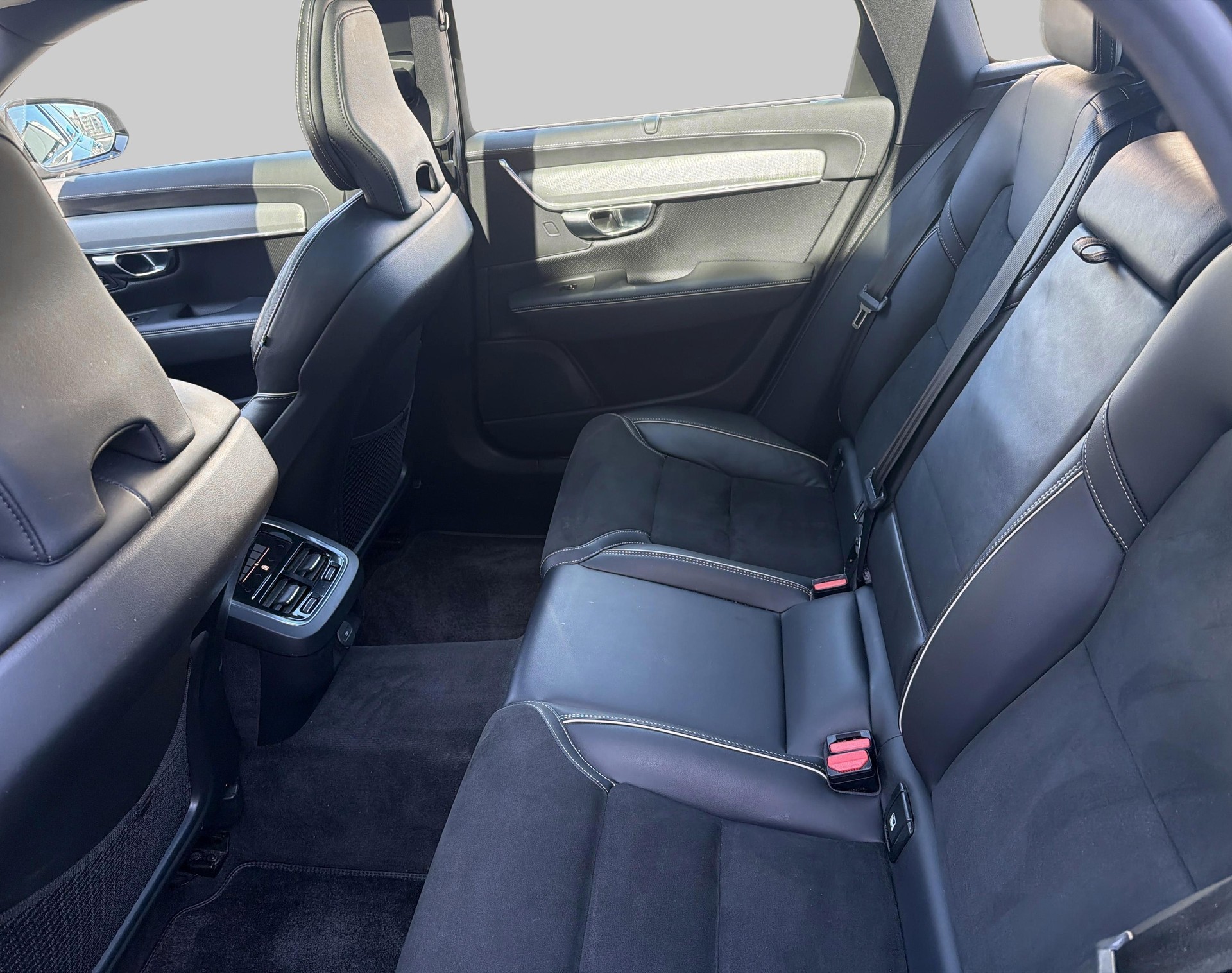 VOLVO V90 2.0 B5 R-Design AWD-showroom-element-3