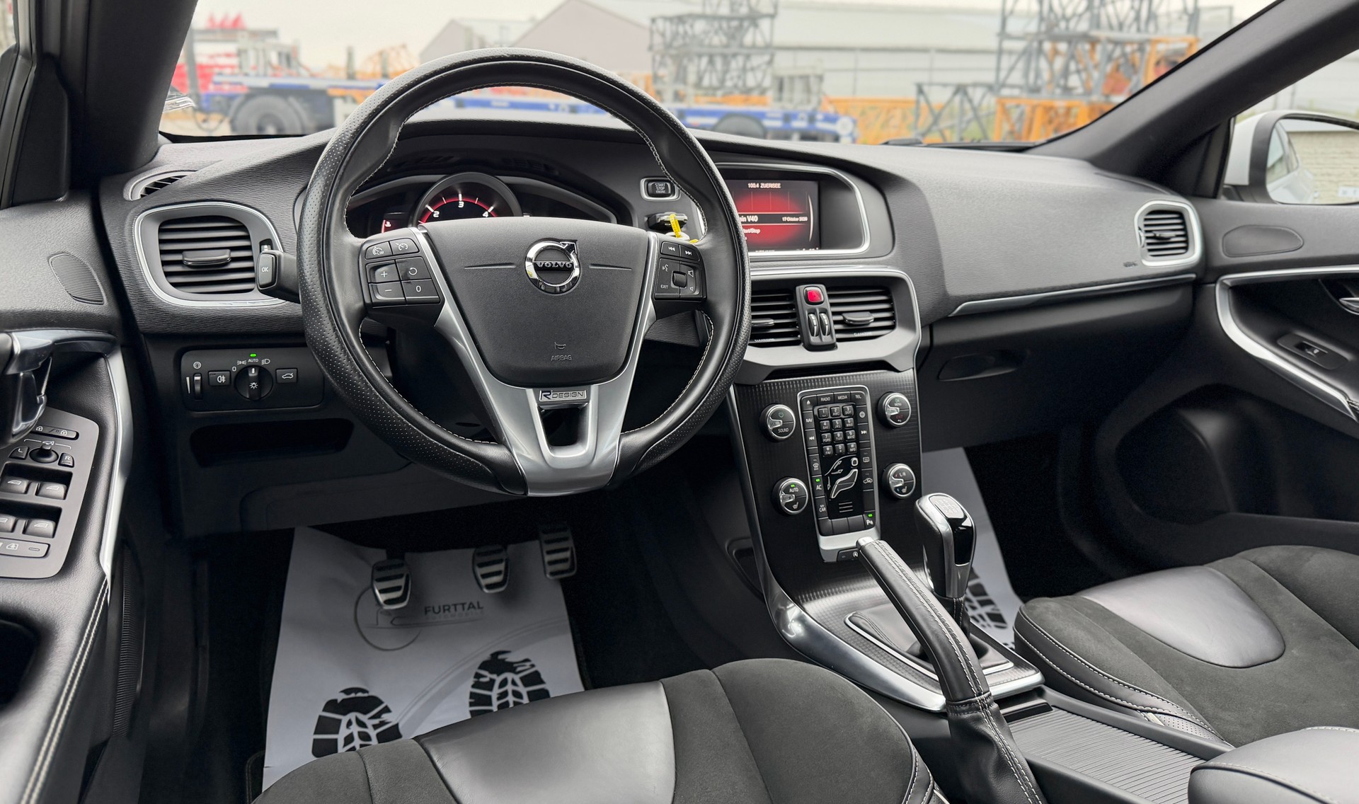 VOLVO V40 D3 R-Design-image-13