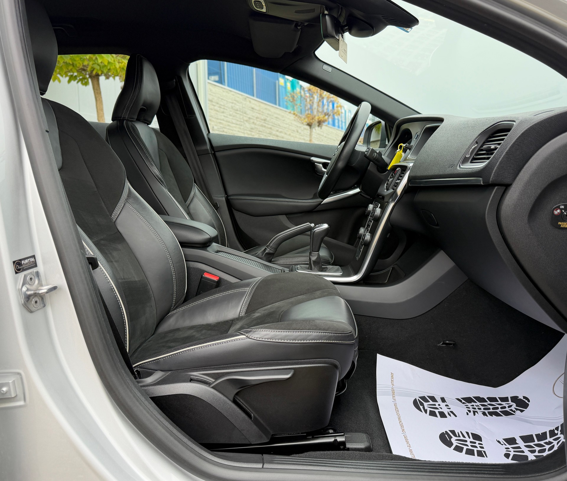 VOLVO V40 D3 R-Design-image-17