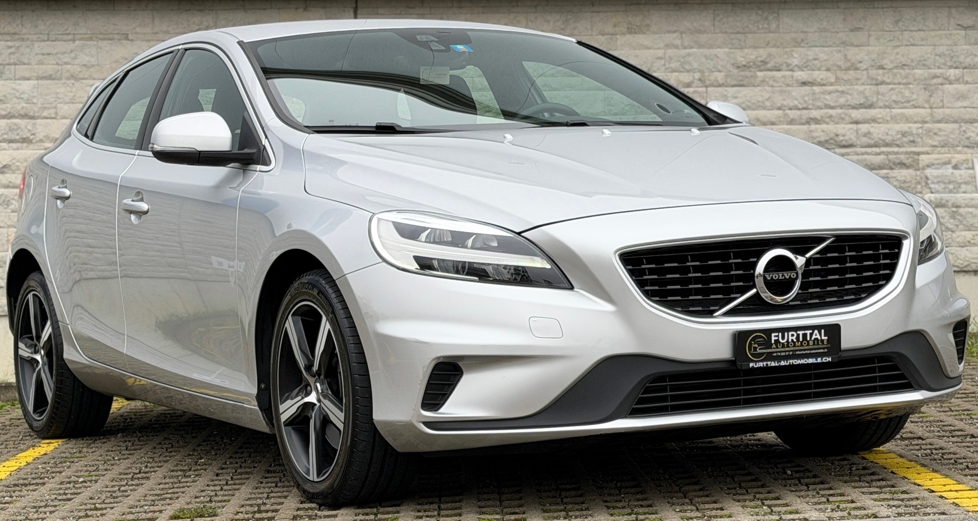 VOLVO V40 D3 R-Design-showroom-element-1