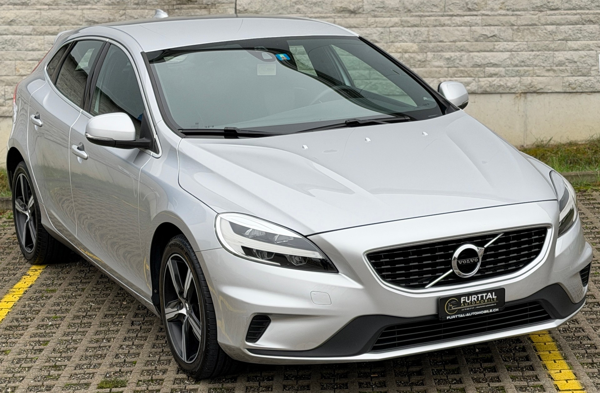 VOLVO V40 D3 R-Design-showroom-element-2