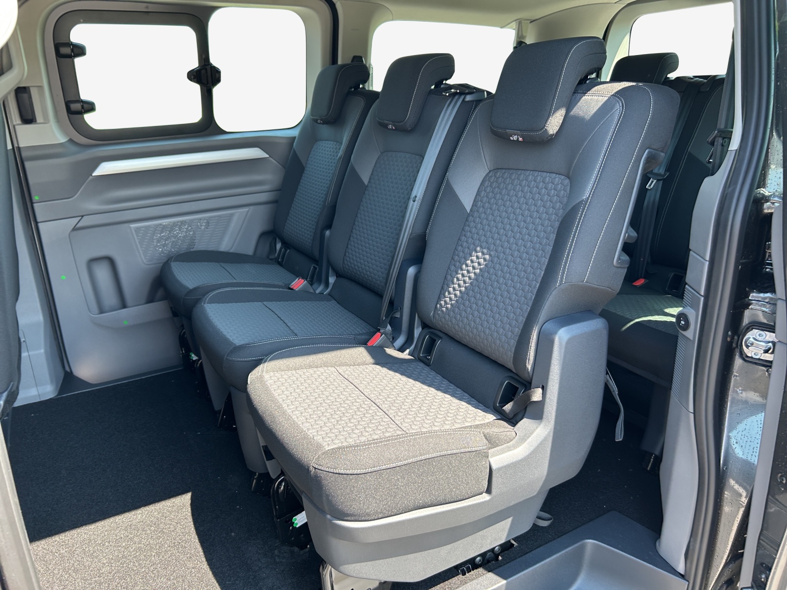 VW Caravelle BEV Life-image-11