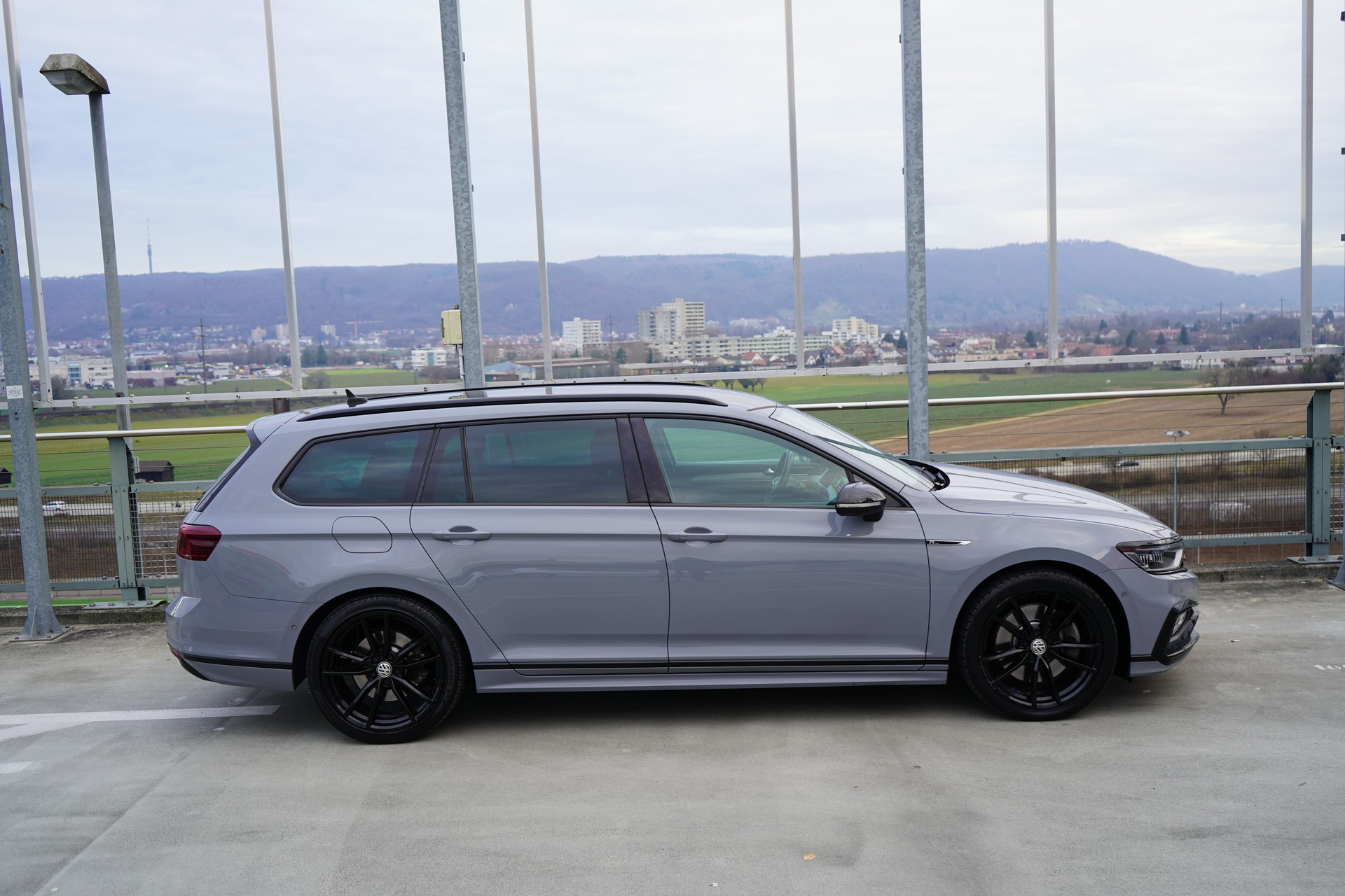 VW PASSAT VARIANT 2.0 TSI R-LINE EDITION BLACK 4MOTION DSG l 272 PS-image-4