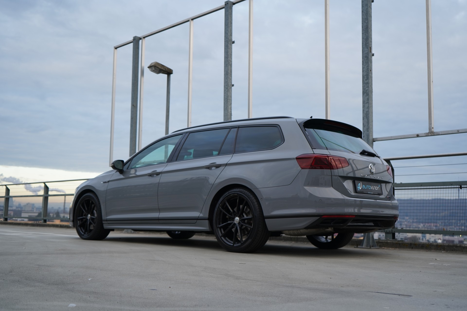 VW PASSAT VARIANT 2.0 TSI R-LINE EDITION BLACK 4MOTION DSG l 272 PS-image-8