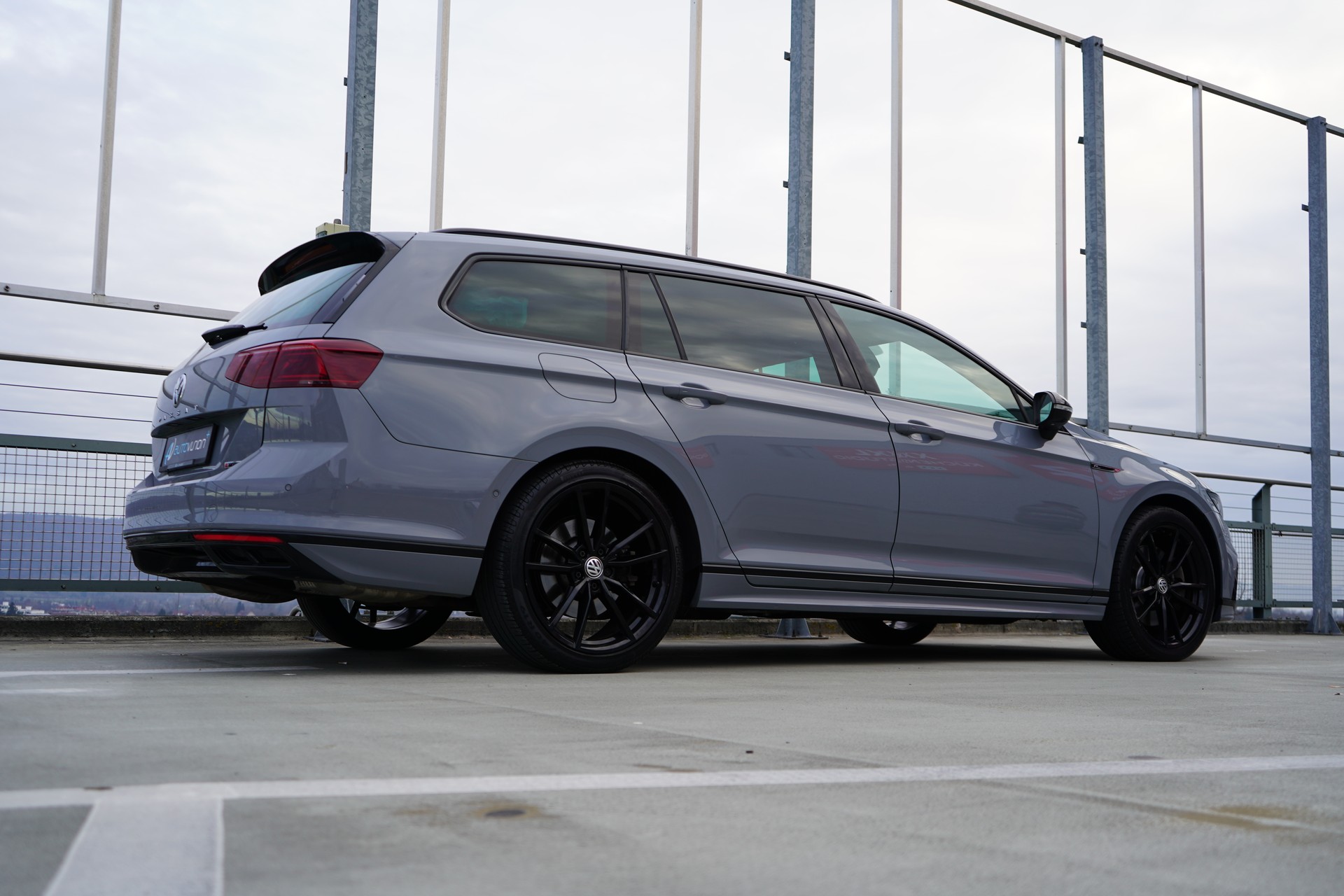 VW PASSAT VARIANT 2.0 TSI R-LINE EDITION BLACK 4MOTION DSG l 272 PS-image-11