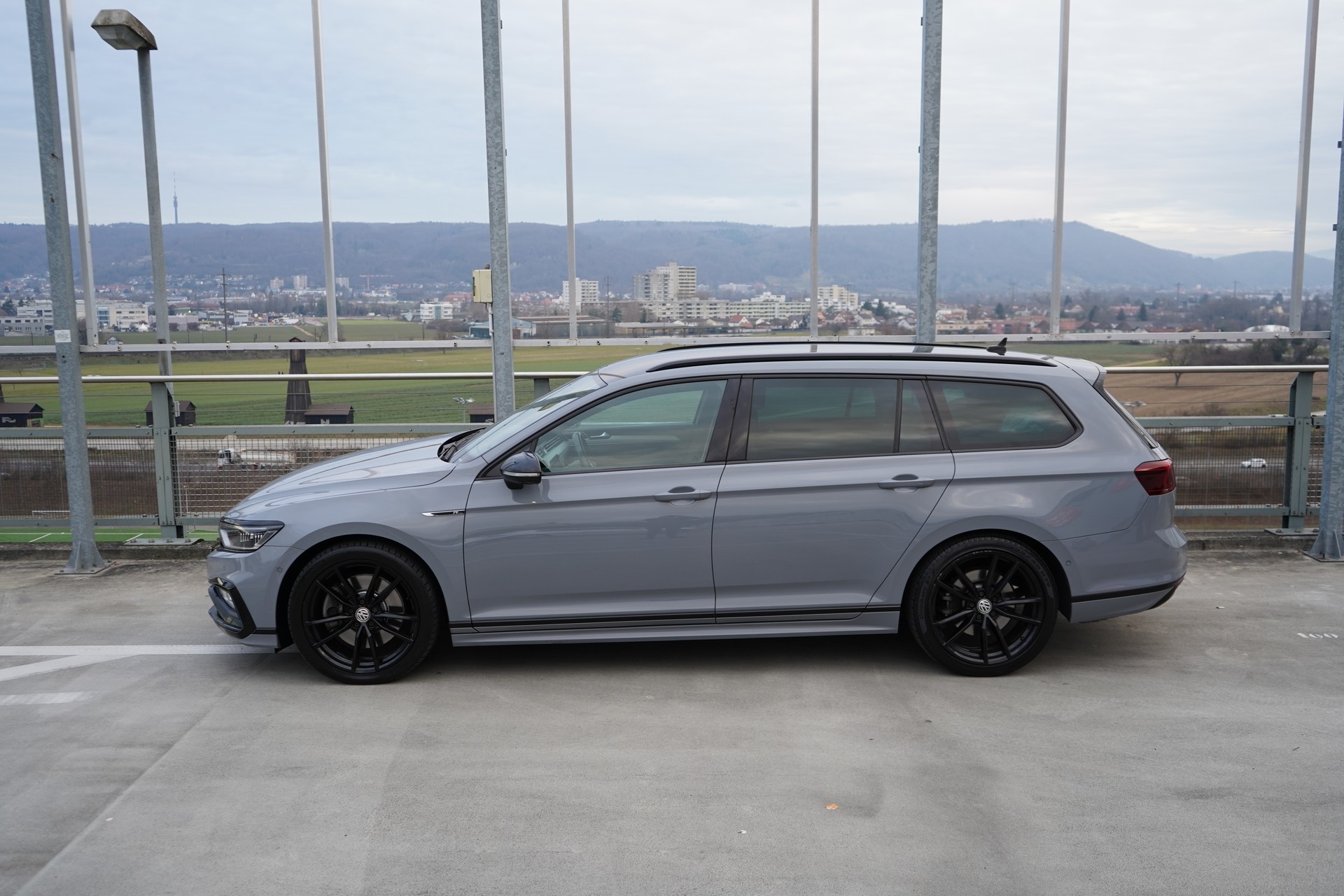 VW PASSAT VARIANT 2.0 TSI R-LINE EDITION BLACK 4MOTION DSG l 272 PS-image-5