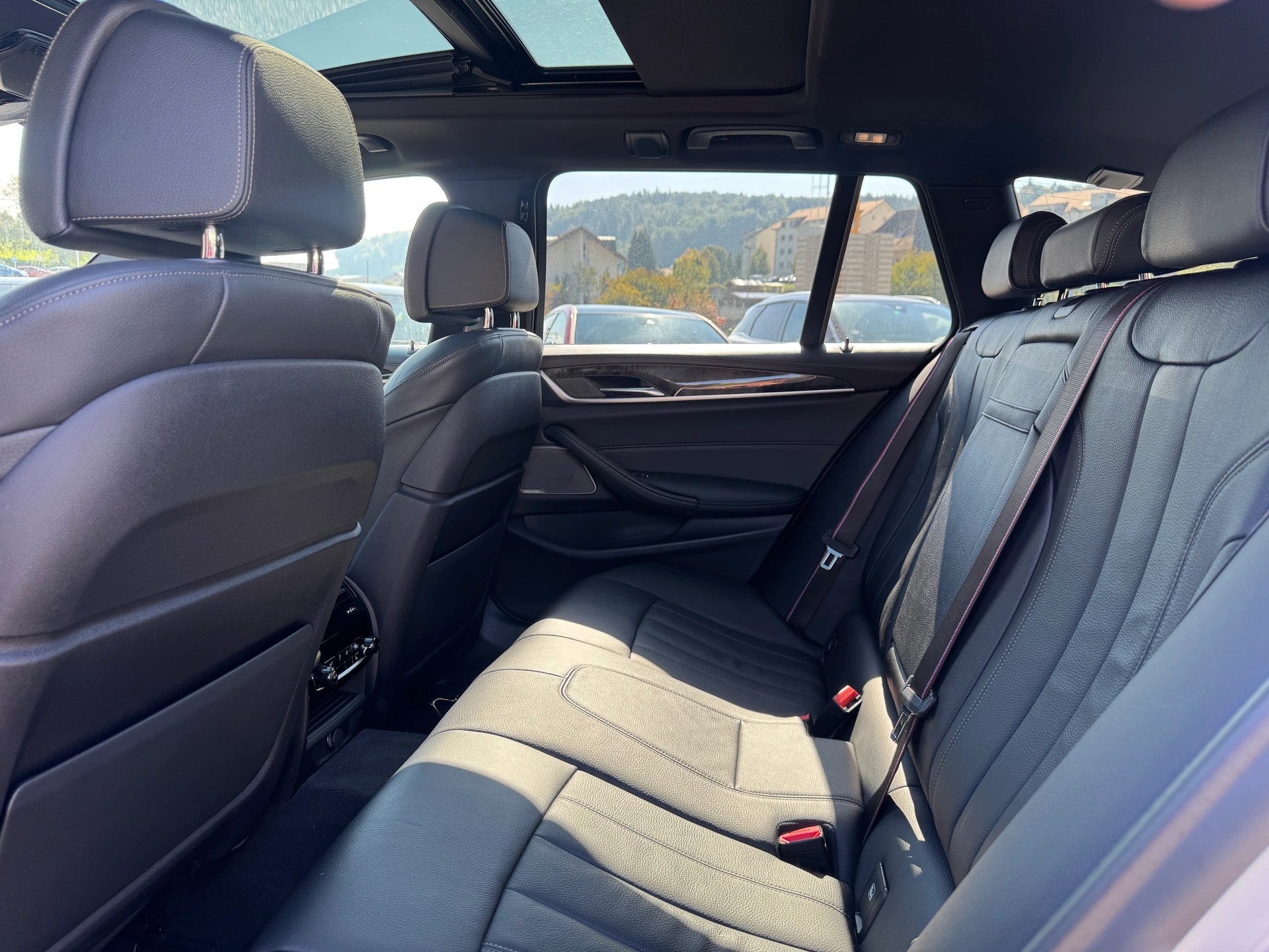 BMW M550d xDrive Touring Steptronic-image-12