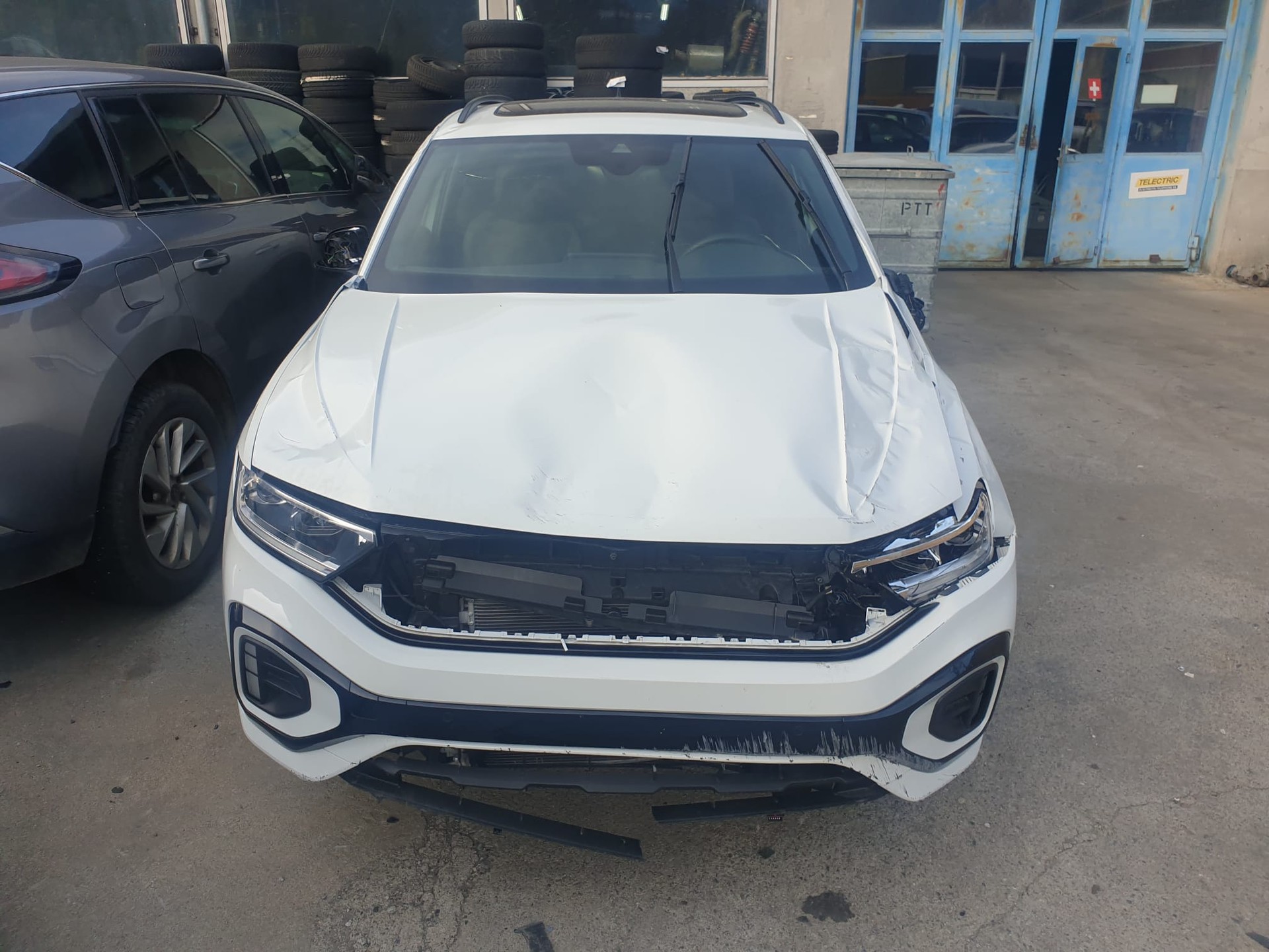 VW T-Roc 2.0 TSI R-Line DSG 4Motion-image-2