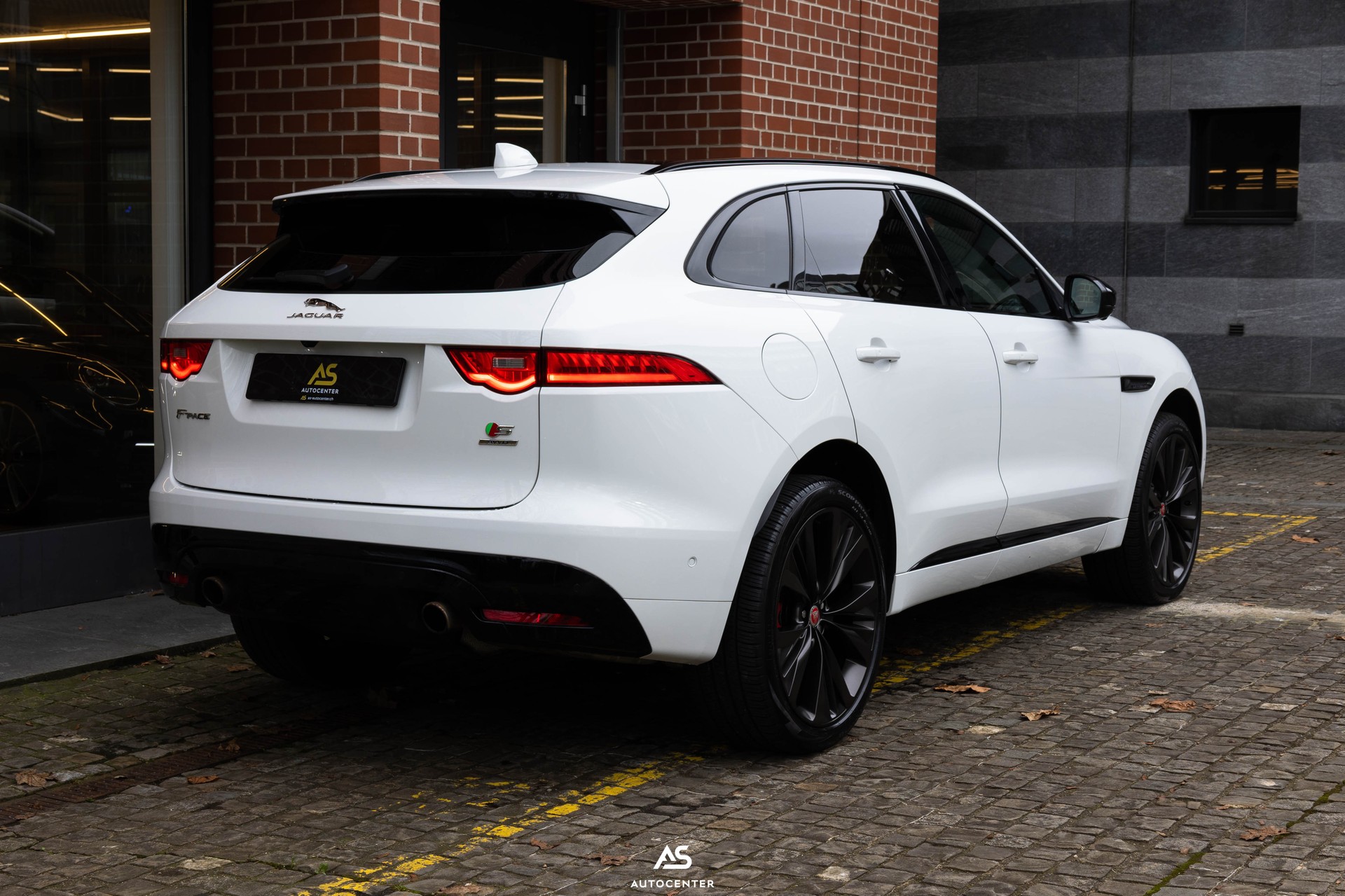 JAGUAR F-Pace V6 S AWD 380 PS (CH) Vollausstattung | BlackPack | AHK-image-4