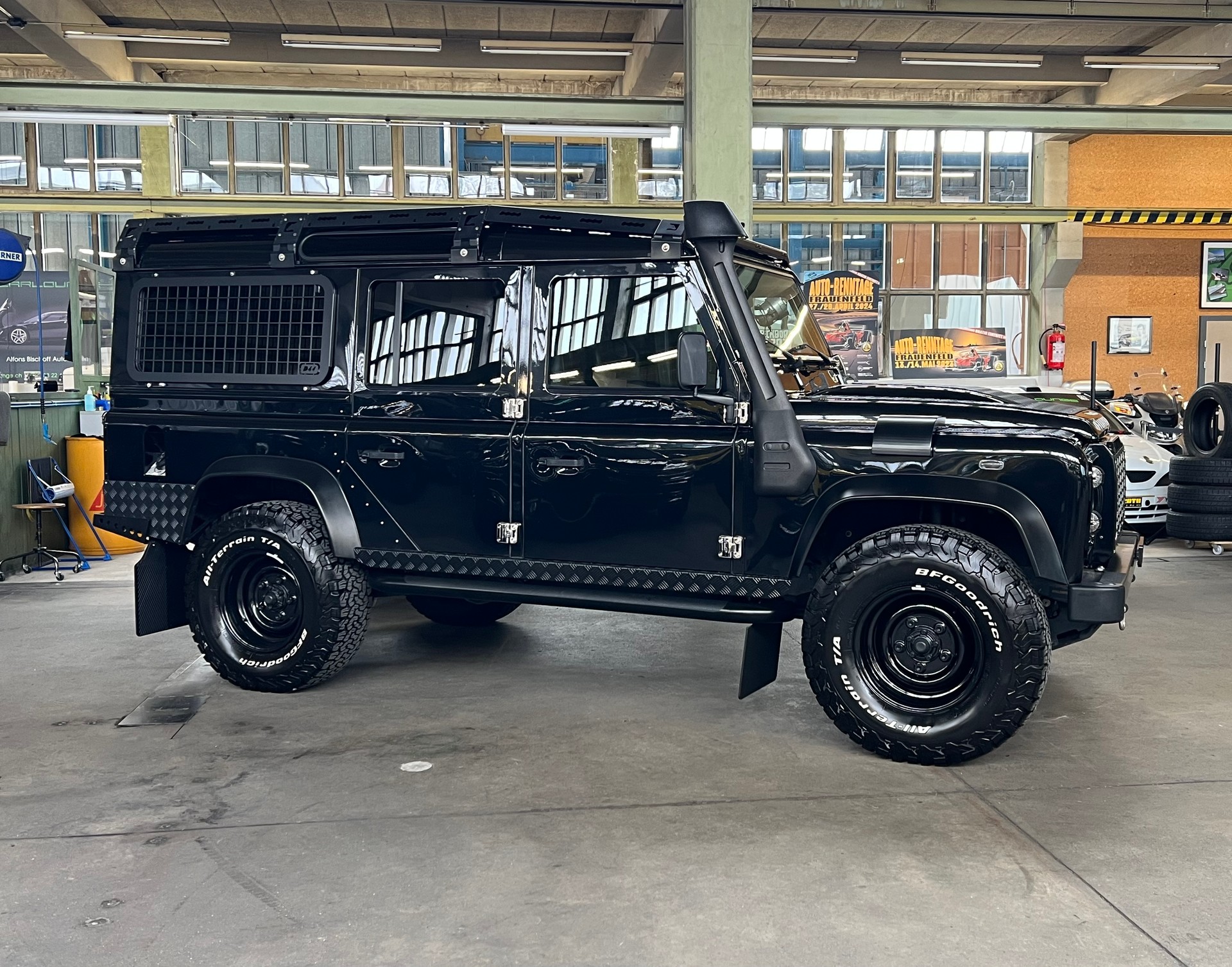 LAND ROVER Defender 110 2.2 TD4 Station Wagon SE-image-15