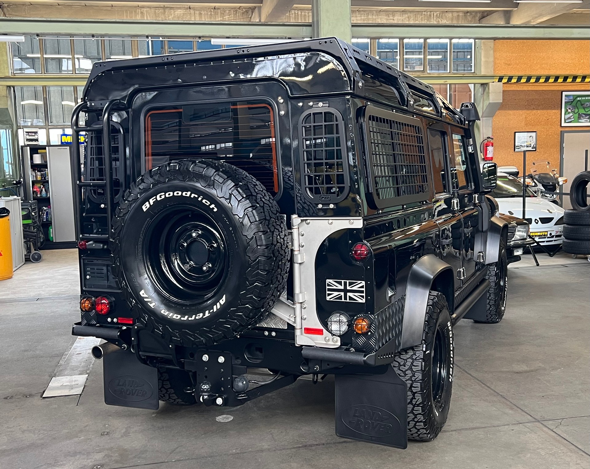 LAND ROVER Defender 110 2.2 TD4 Station Wagon SE-image-20