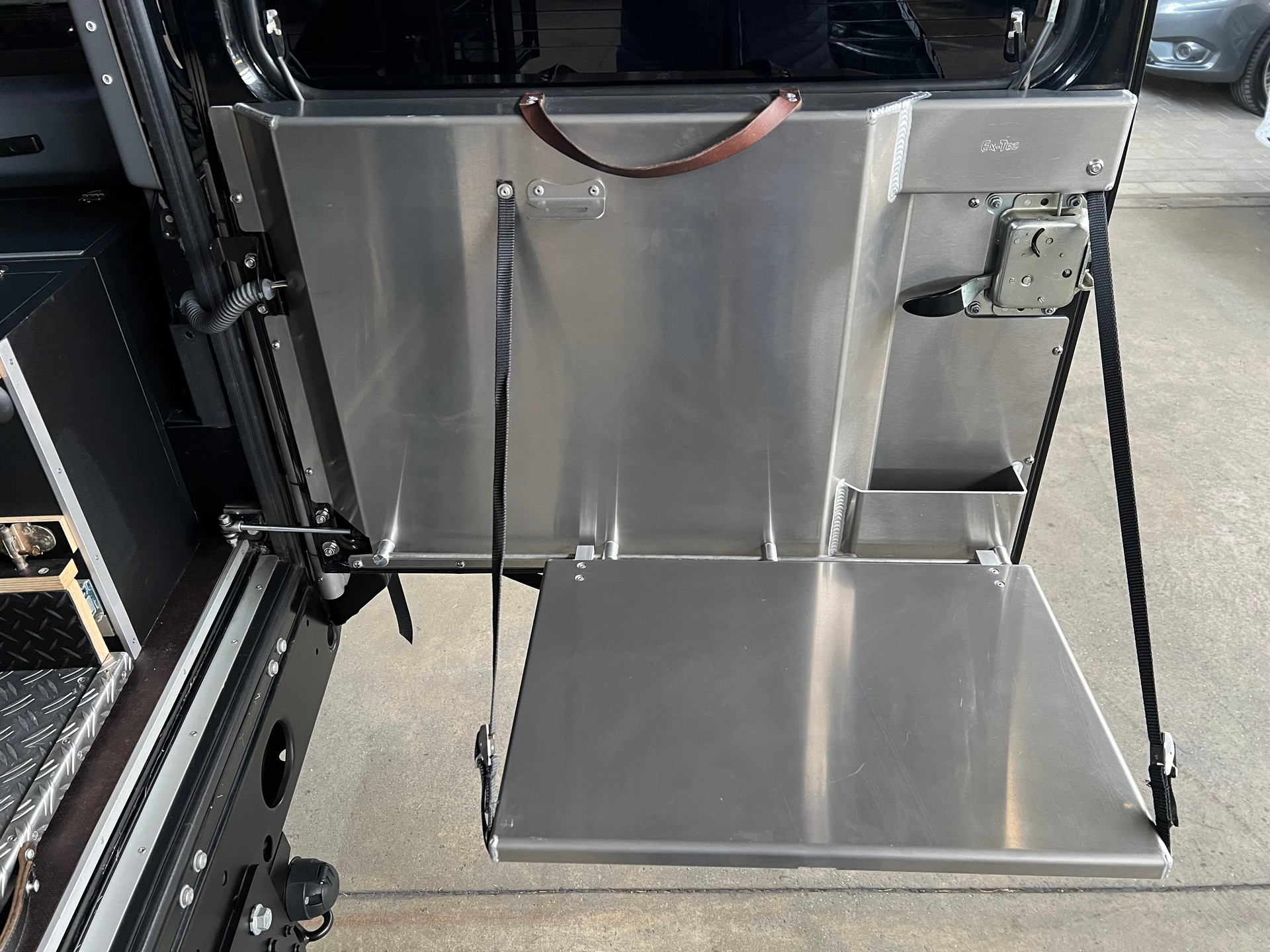 LAND ROVER Defender 110 2.2 TD4 Station Wagon SE-image-8
