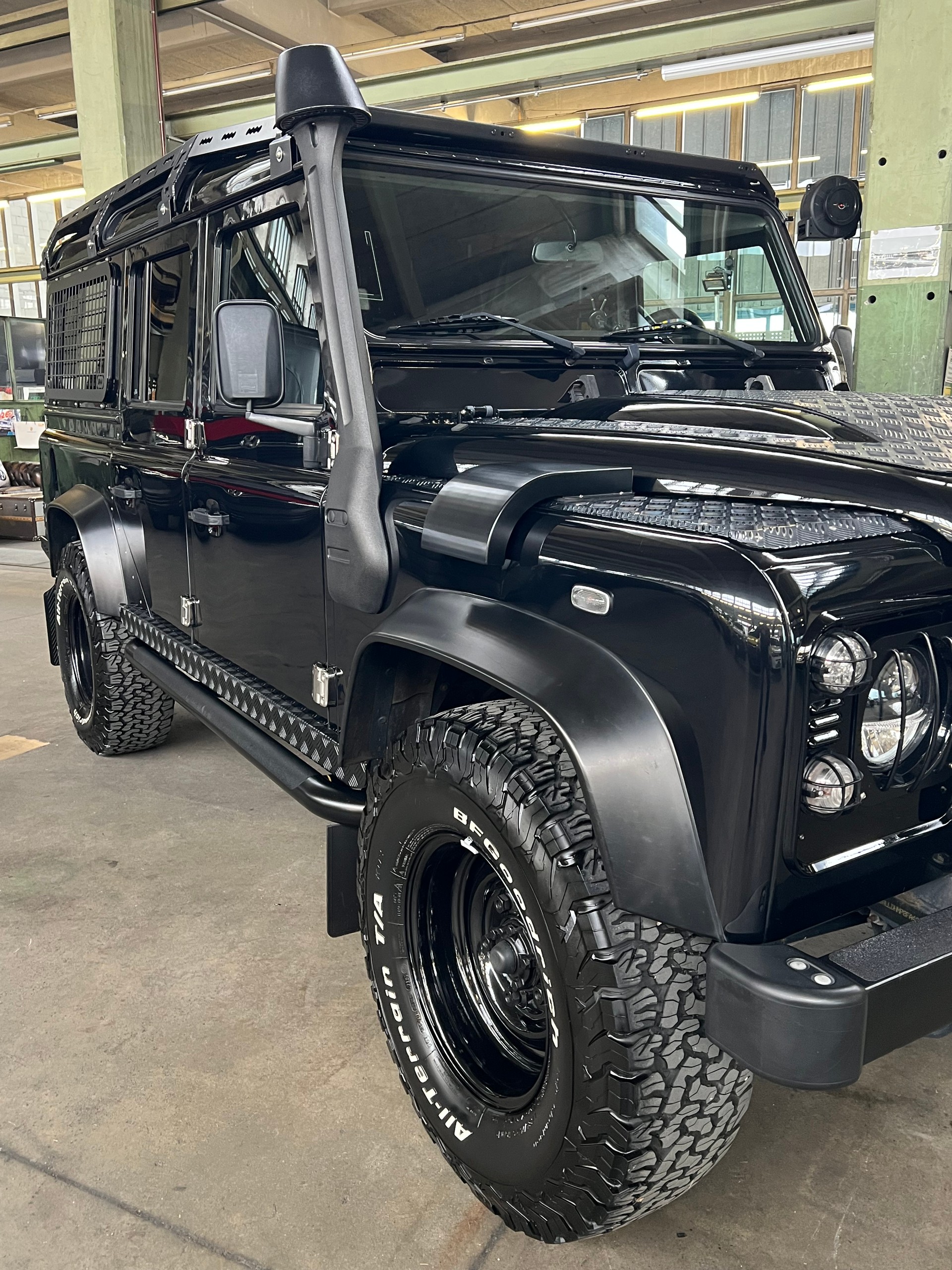 LAND ROVER Defender 110 2.2 TD4 Station Wagon SE-image-6