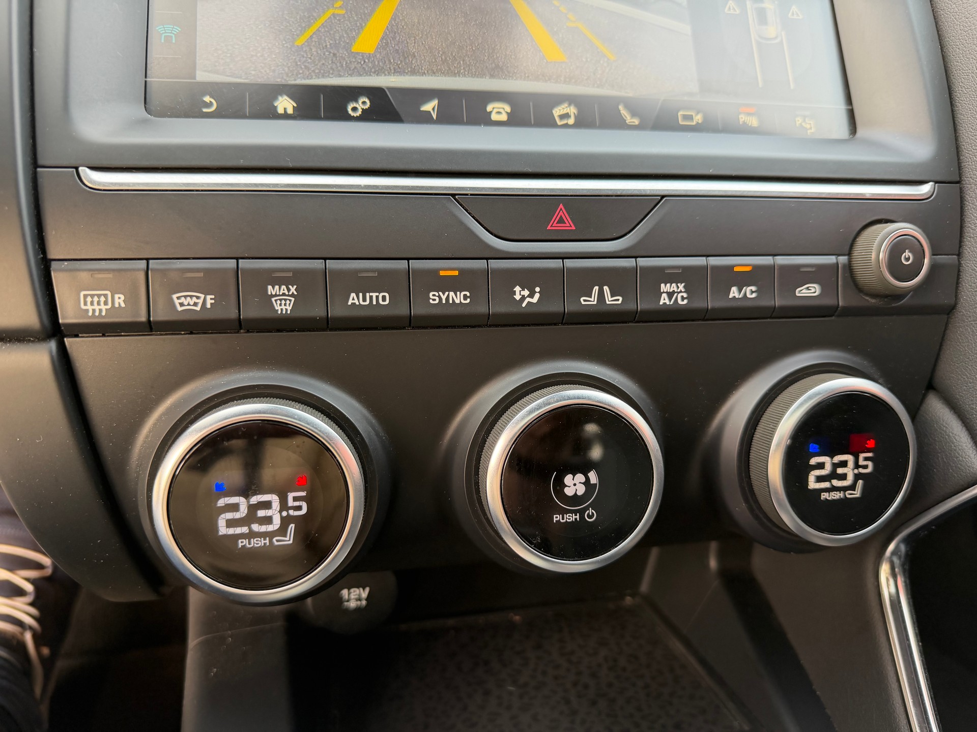 JAGUAR E-Pace 2.0d D240 R-Dynamic SE AWD Automatik-image-18