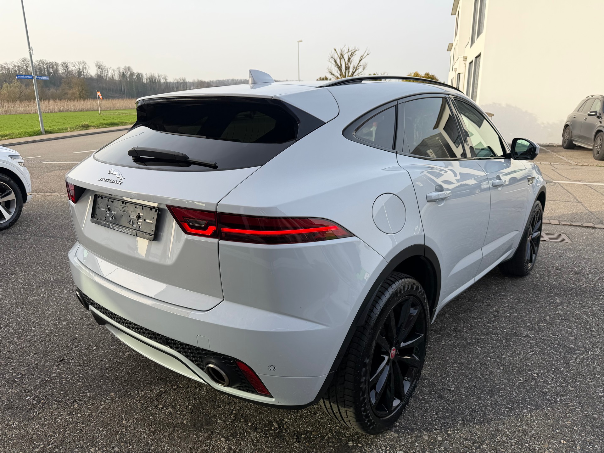 JAGUAR E-Pace 2.0d D240 R-Dynamic SE AWD Automatik-showroom-element-3