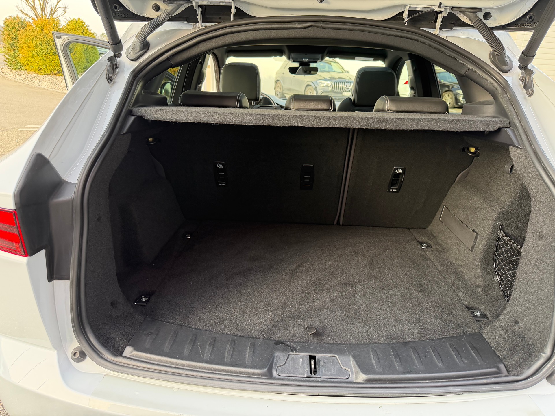 JAGUAR E-Pace 2.0d D240 R-Dynamic SE AWD Automatik-image-12
