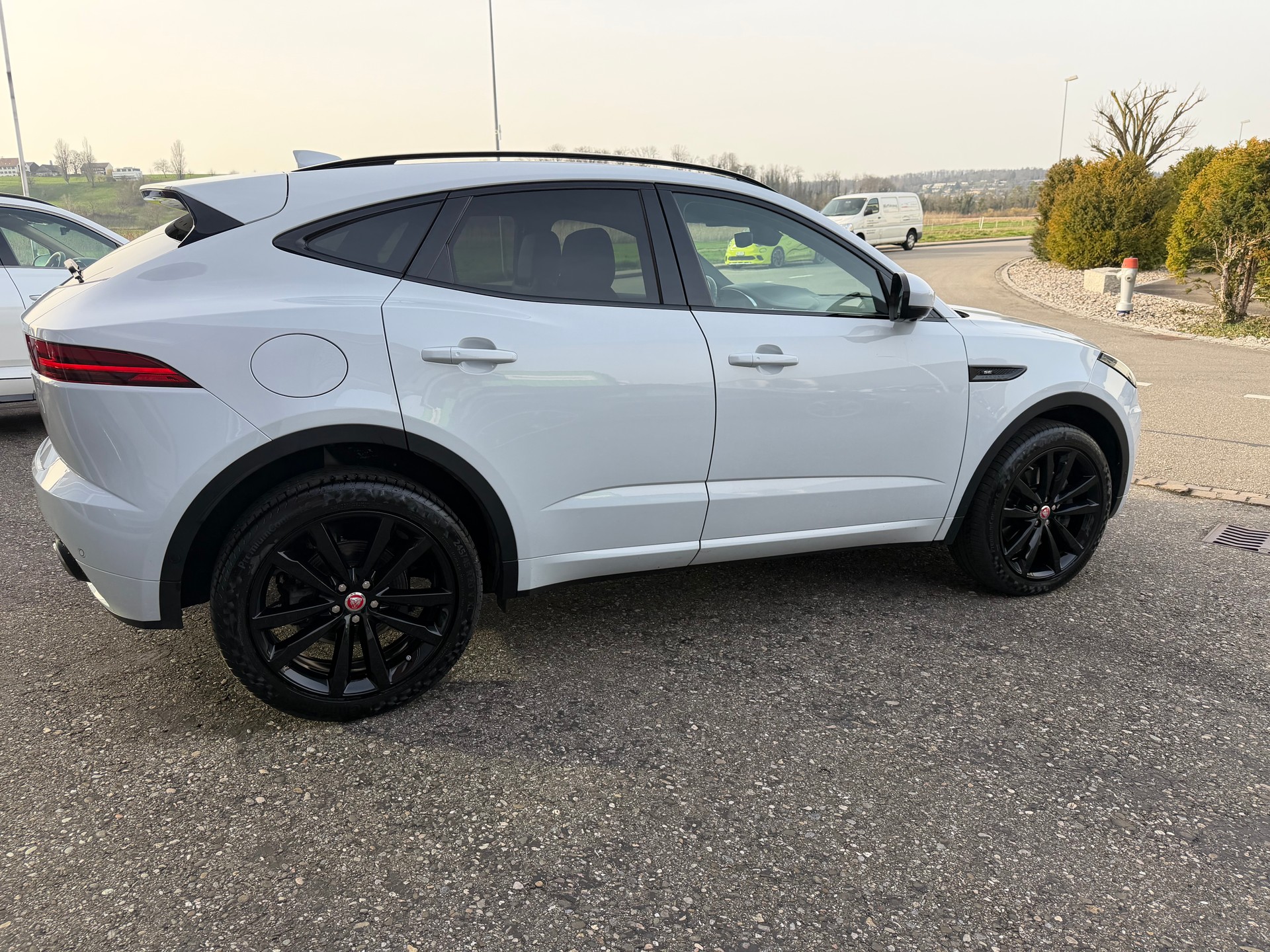 JAGUAR E-Pace 2.0d D240 R-Dynamic SE AWD Automatik-image-4
