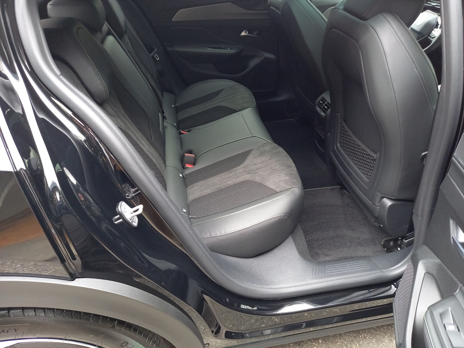 PEUGEOT 408 1.6 PHEV 180 GT-image-9